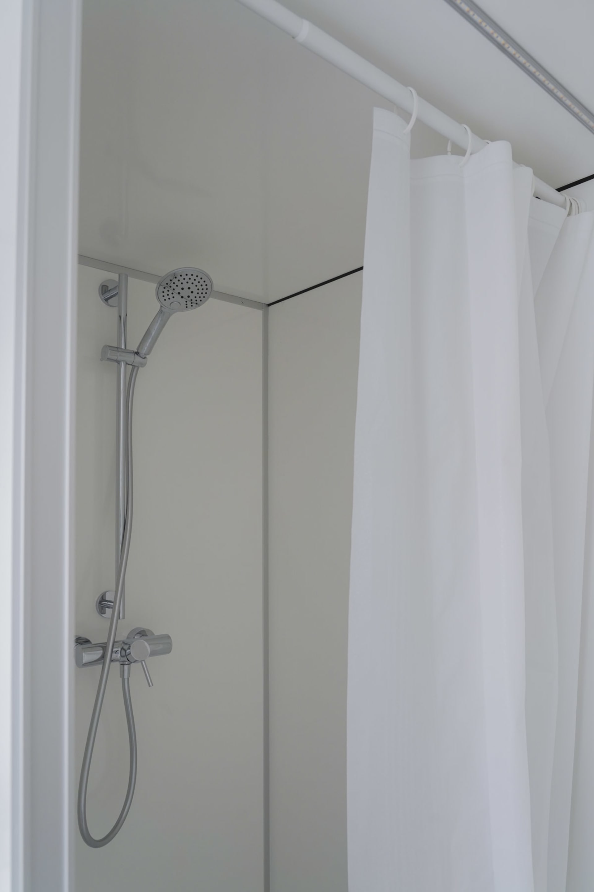 Douche met mengkraan in de mobiele badkamer van Sani4All