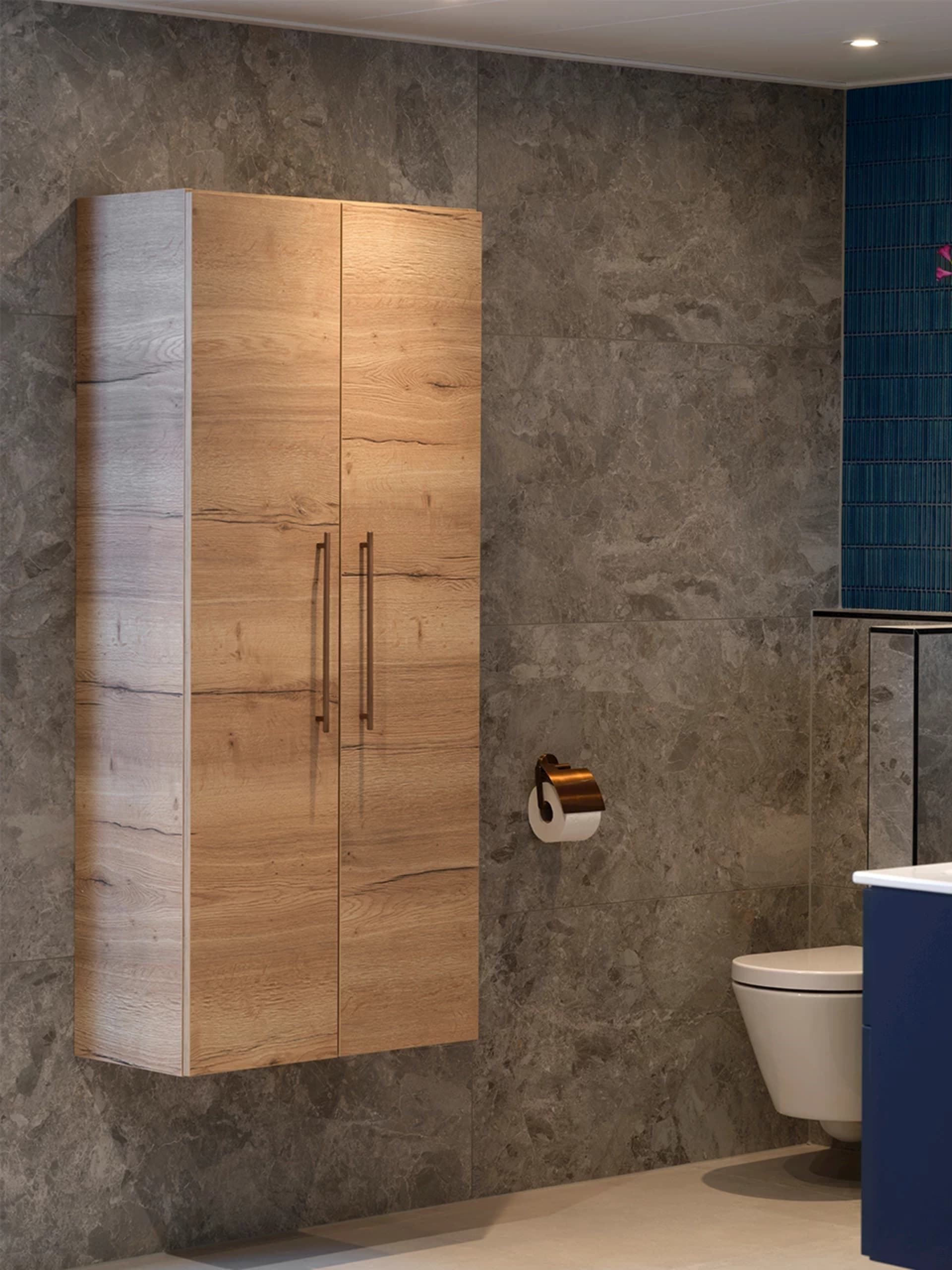Hoge wandhangende kolomkast in eikenlook naast een hangtoilet