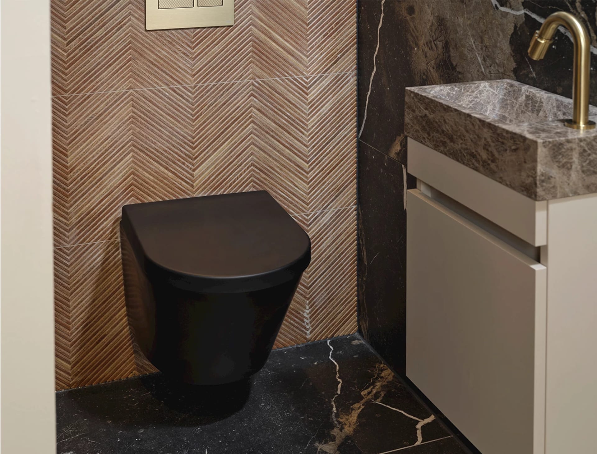Toilet met een zwart hangtoilet, een wand in houtlook-visgraat en een fonteinmeubel
