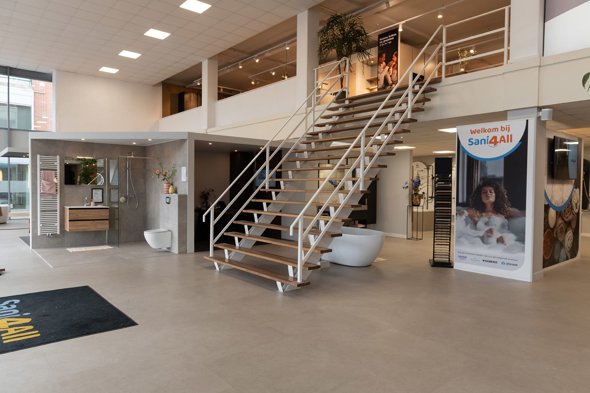 De entree met trap in de winkel van Sani4All Maassluis