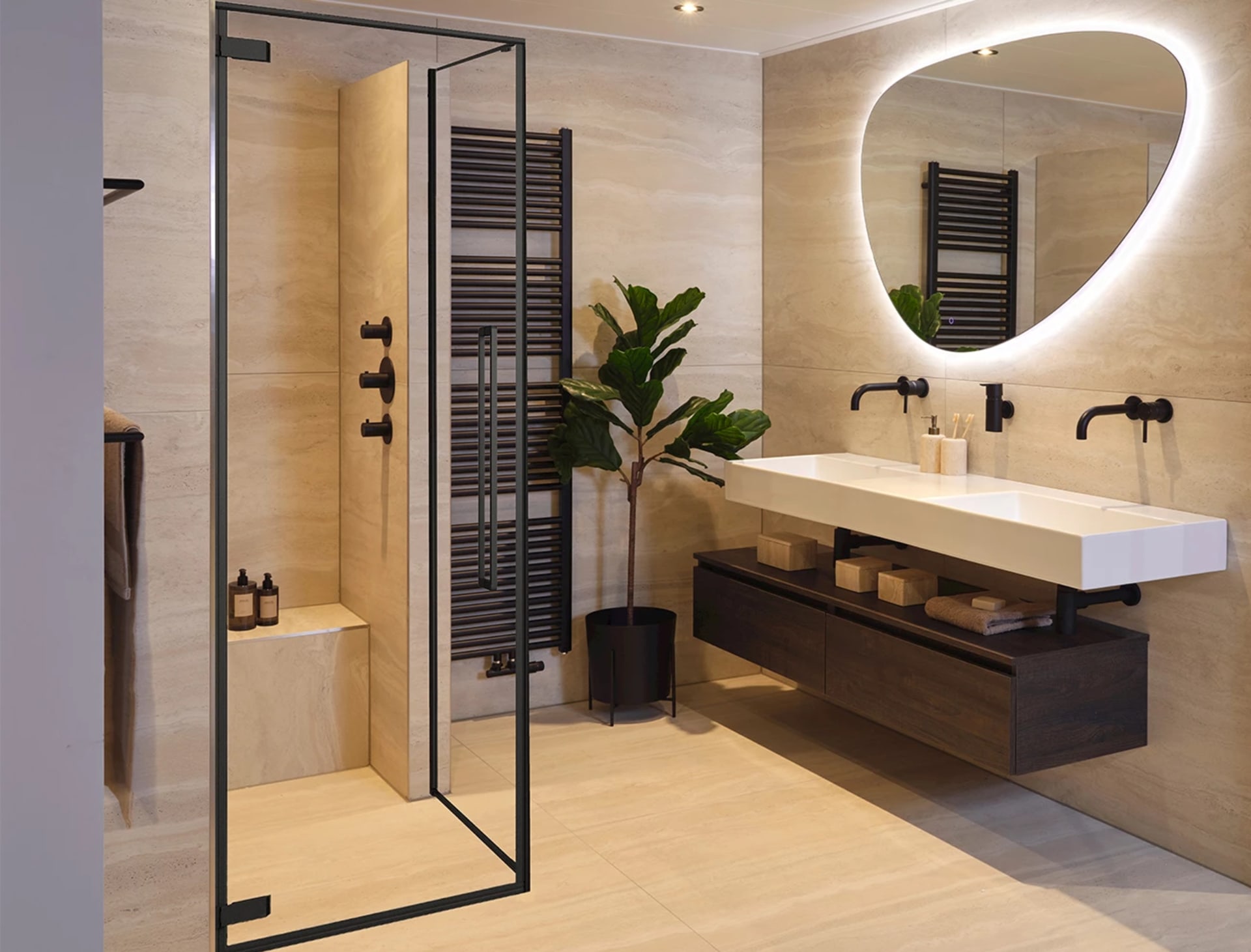 Complete badkamer in travertijnlook met inloopdouche, dubbele wastafel en een zwarte designradiator