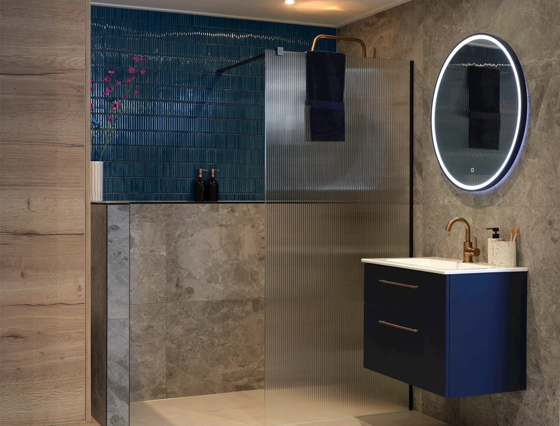 Compacte badkamer met een inloopdouche en een wandhangend badmeubel naast elkaar