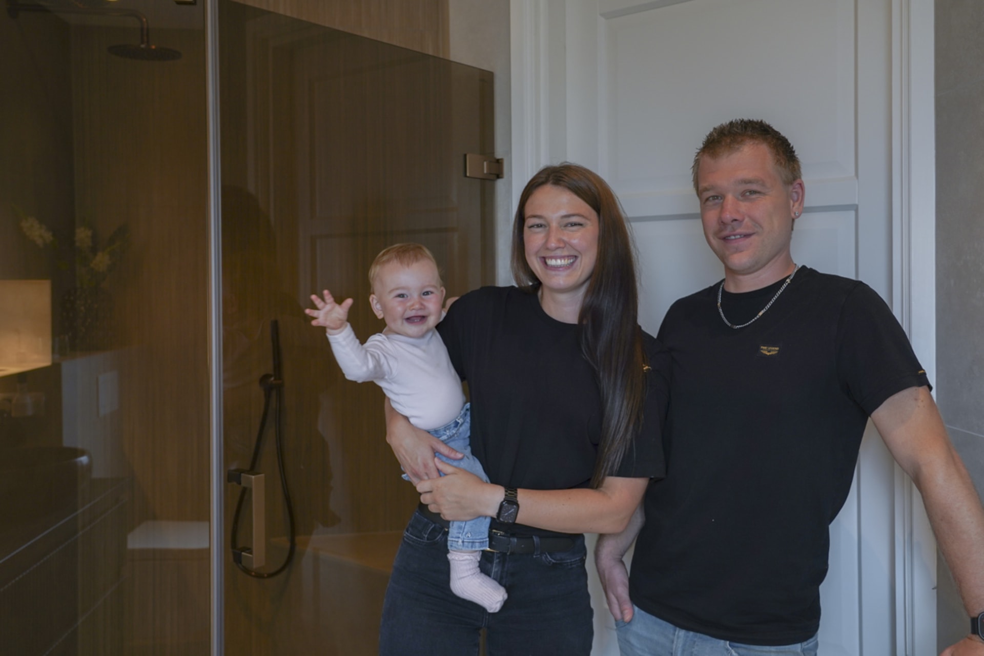 Jordy en Doreen met hun dochter Sophie in hun nieuwe badkamer