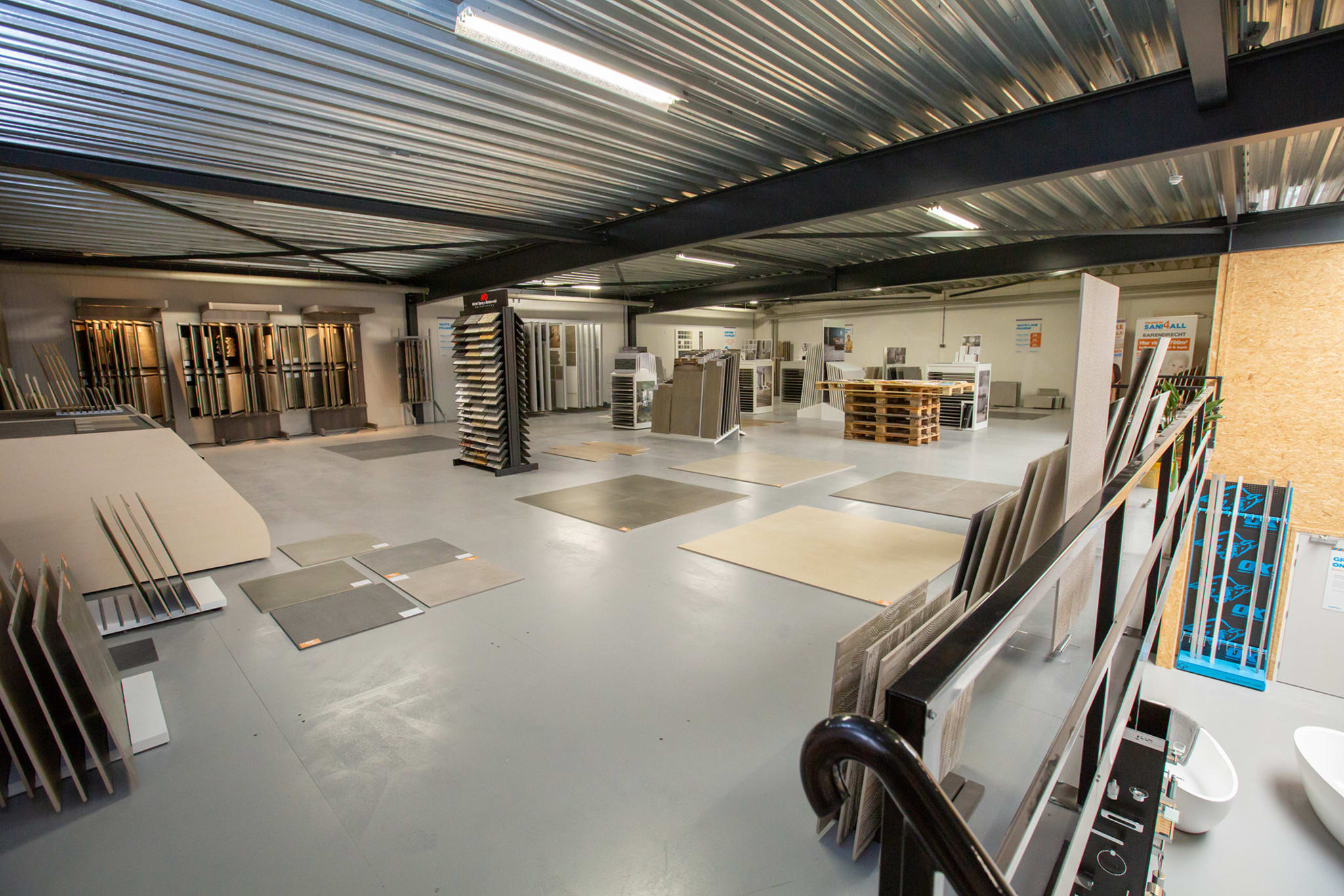 De tegelafdeling met staalborden in de winkel van Sani4All Barendrecht