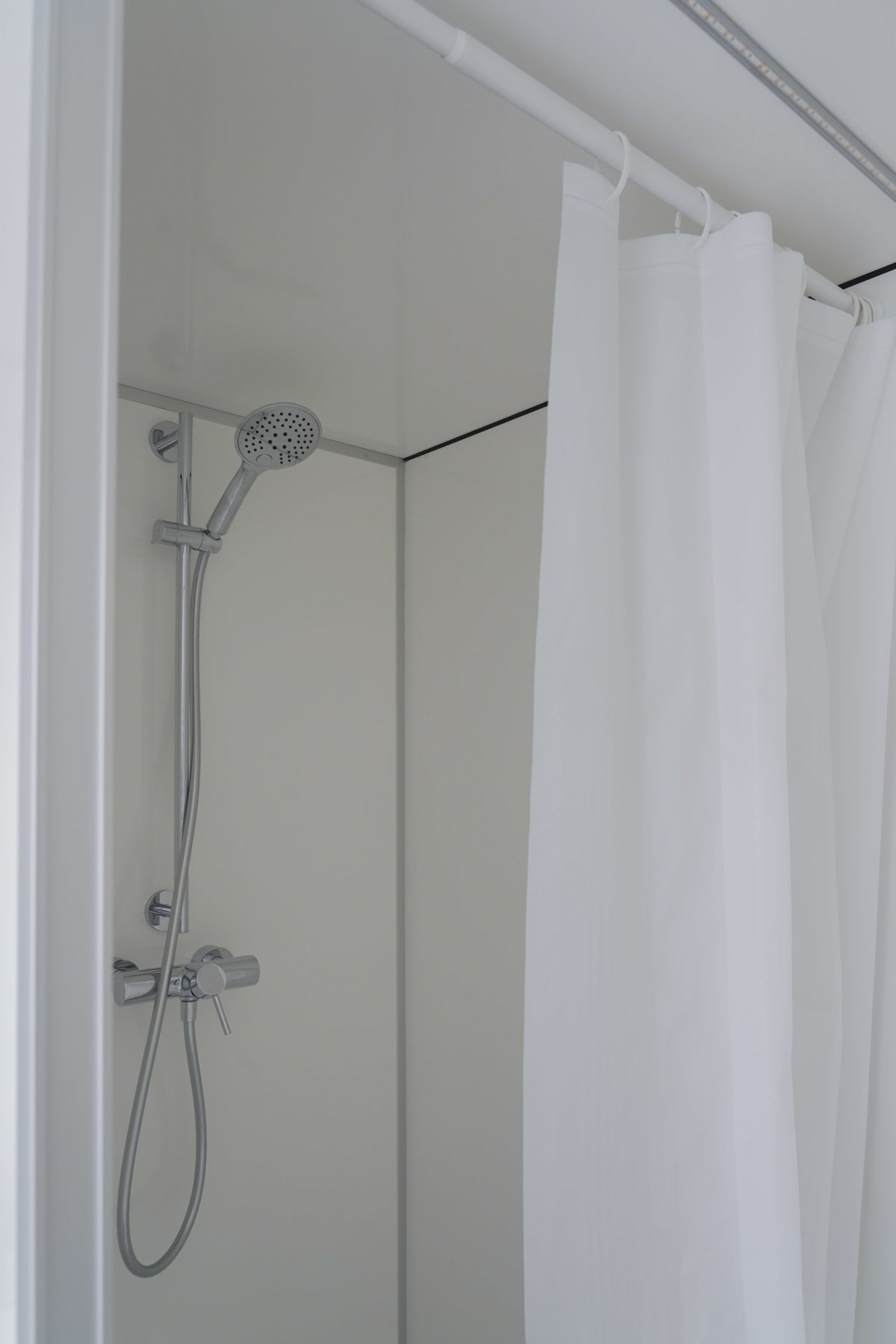Douche met mengkraan in de mobiele badkamer van Sani4All