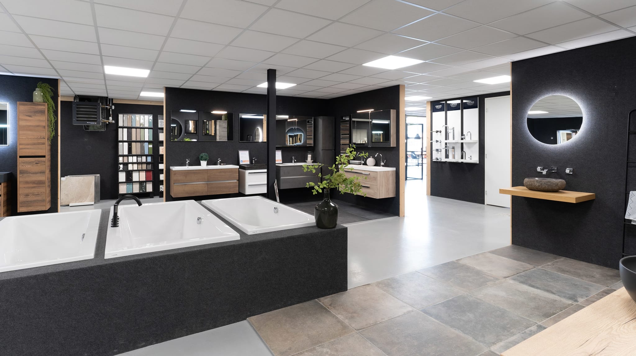 De winkel van Sani4All Almere met baden, badkamermeubels en wastafels