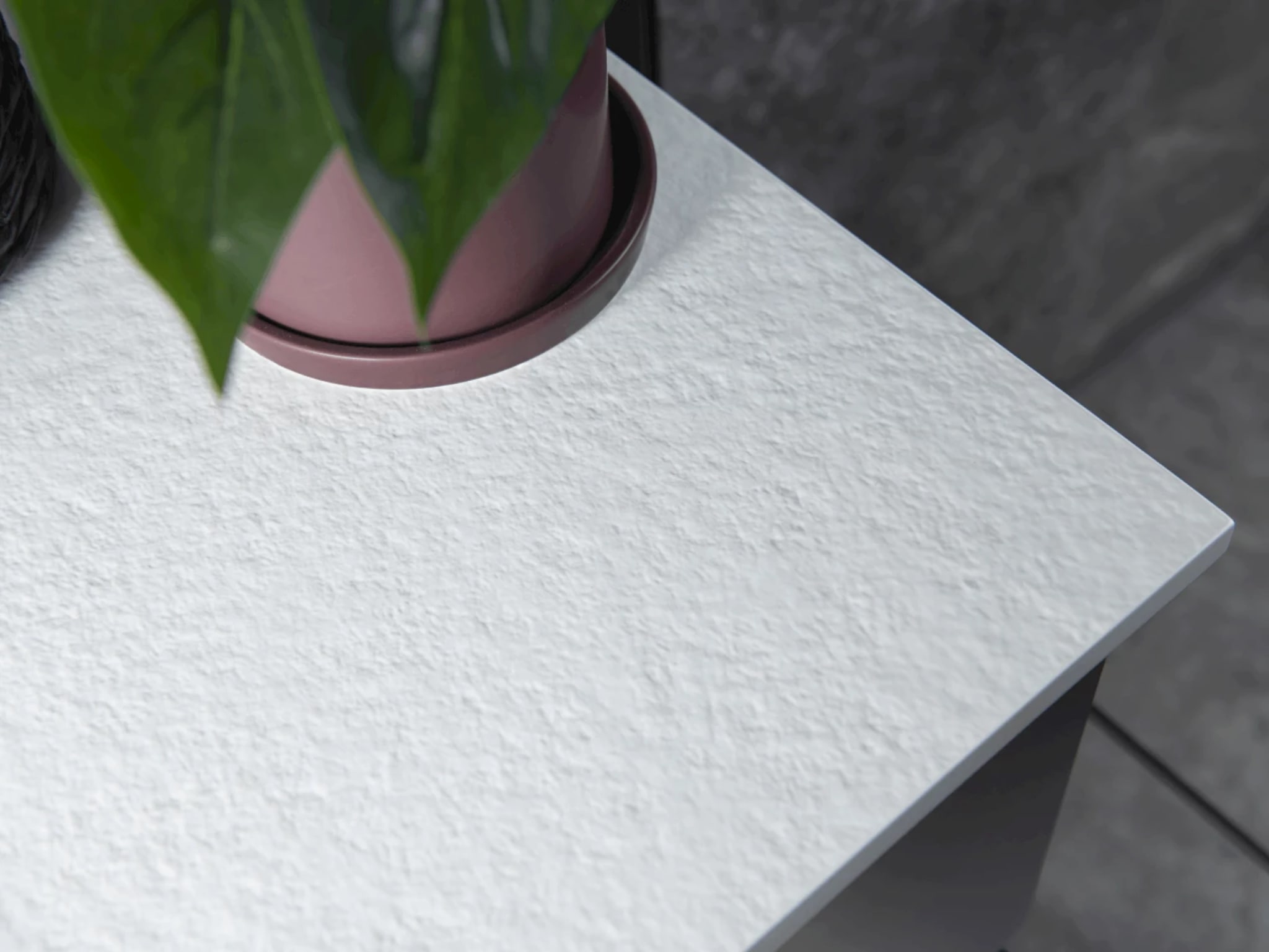 Detail van het mat witte wastafelblad van Solid Stone met een fijne structuur