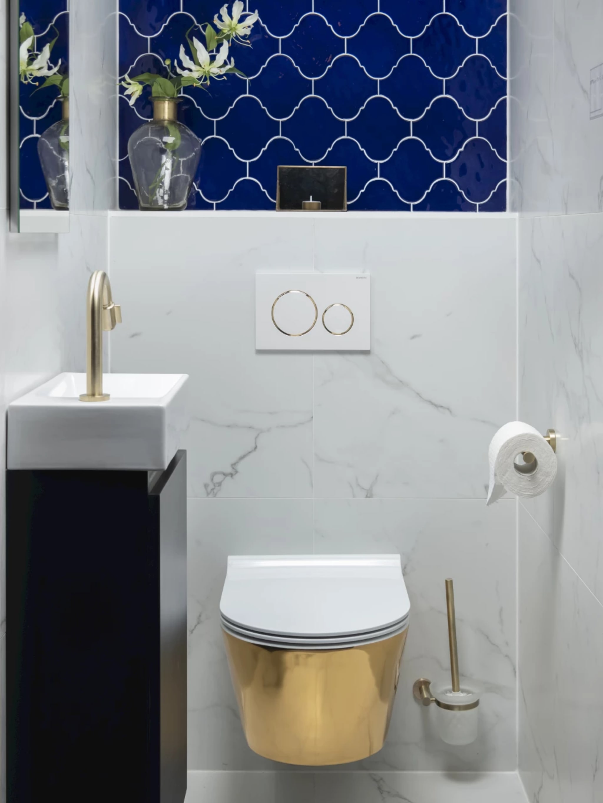 Toilet met kobaltblauwe arabesque decortegels en gouden accenten, close-up van de complete set
