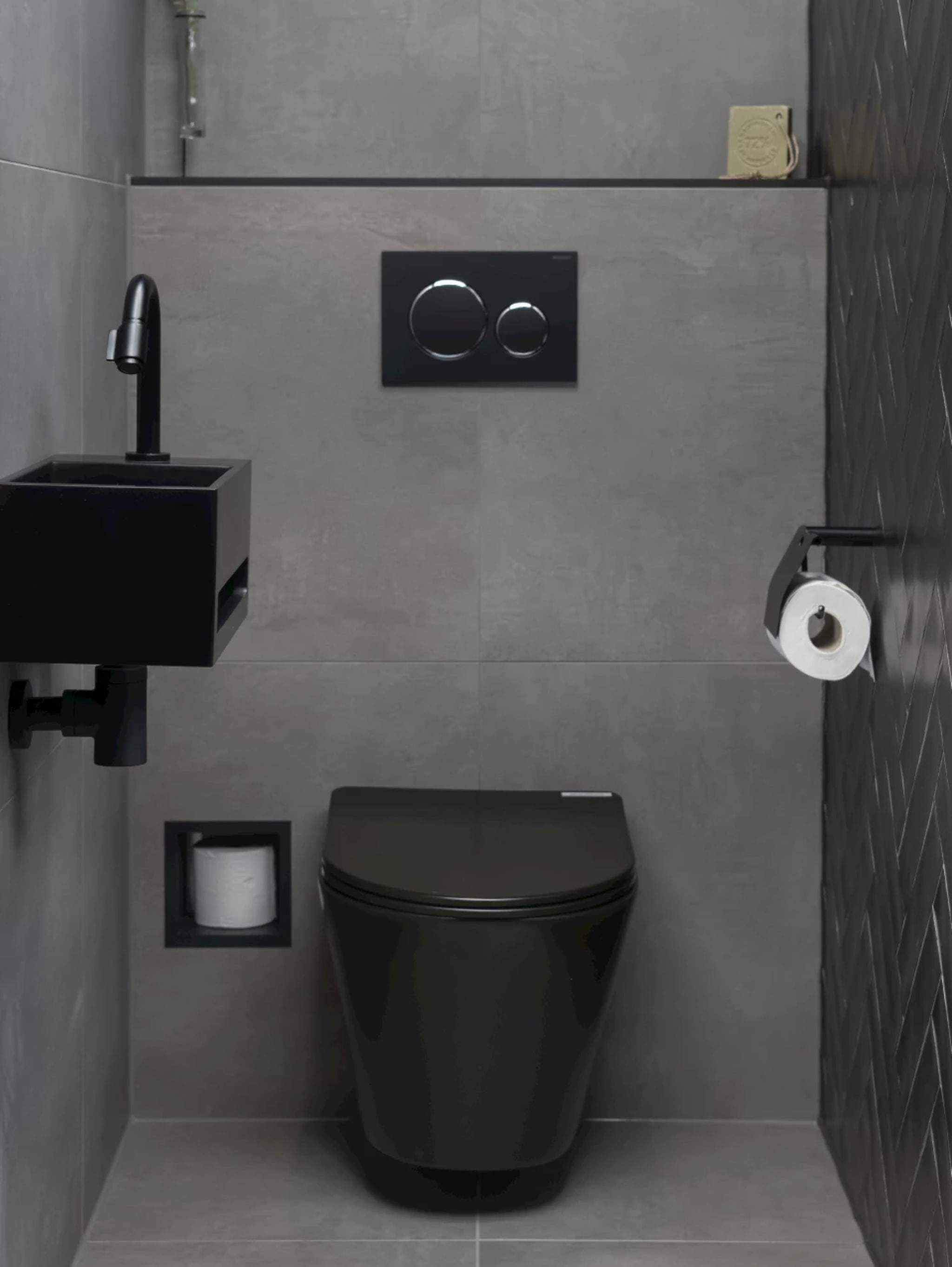 Compleet toilet Black Decor met een zwart wandcloset, grijze betonlook tegels en een zwarte fontein