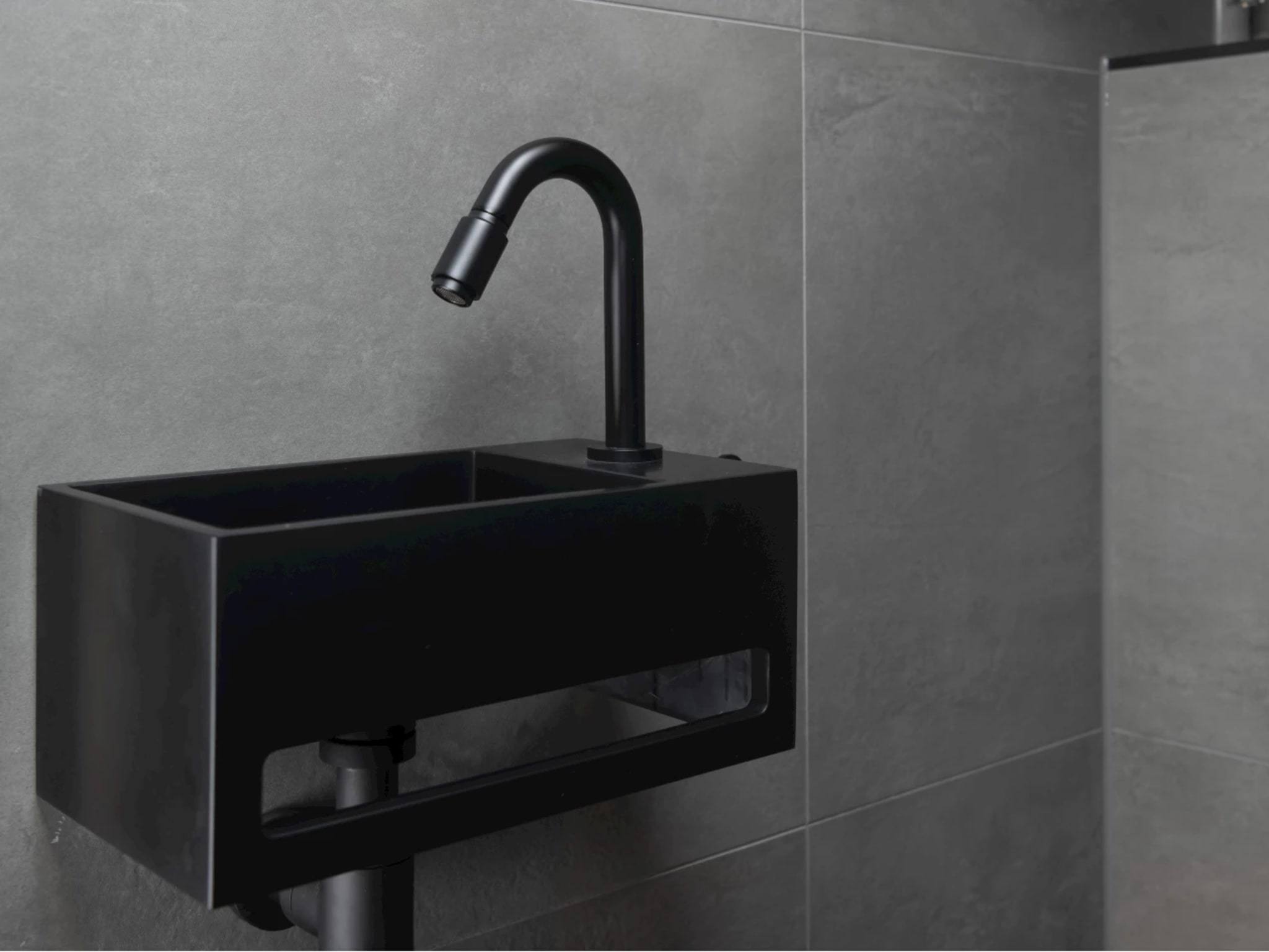 Mat zwarte fontein met zwarte fonteinkraan in toilet Black Decor