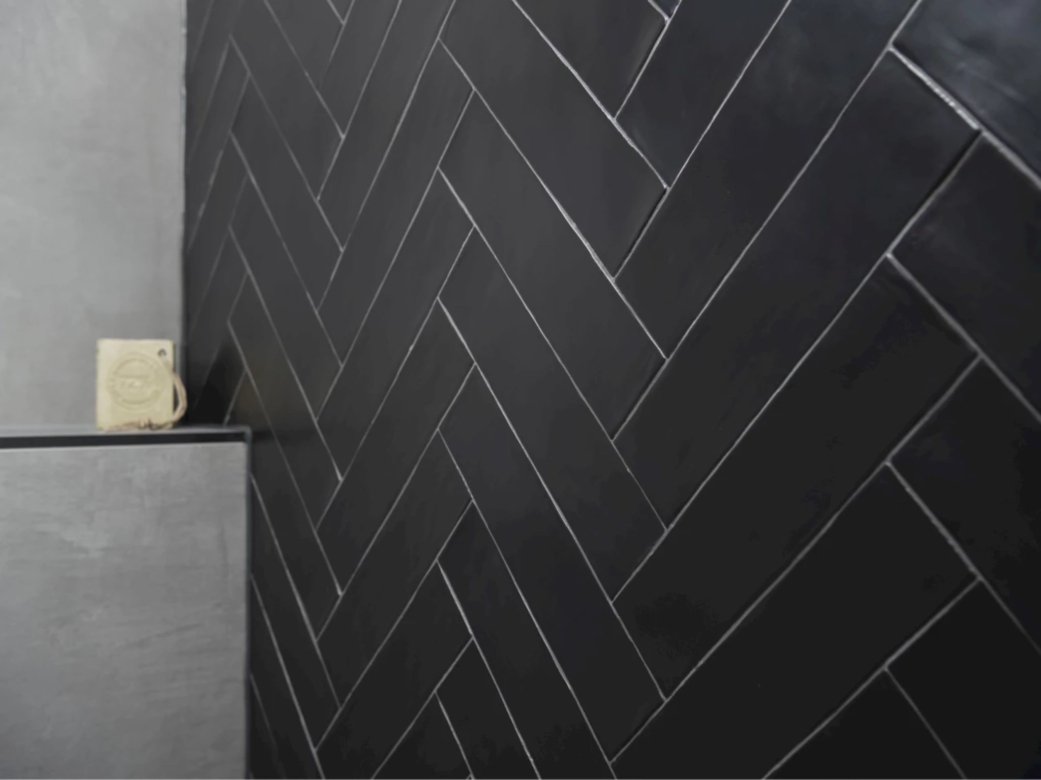 Mat zwarte visgraattegels in toilet Black Decor