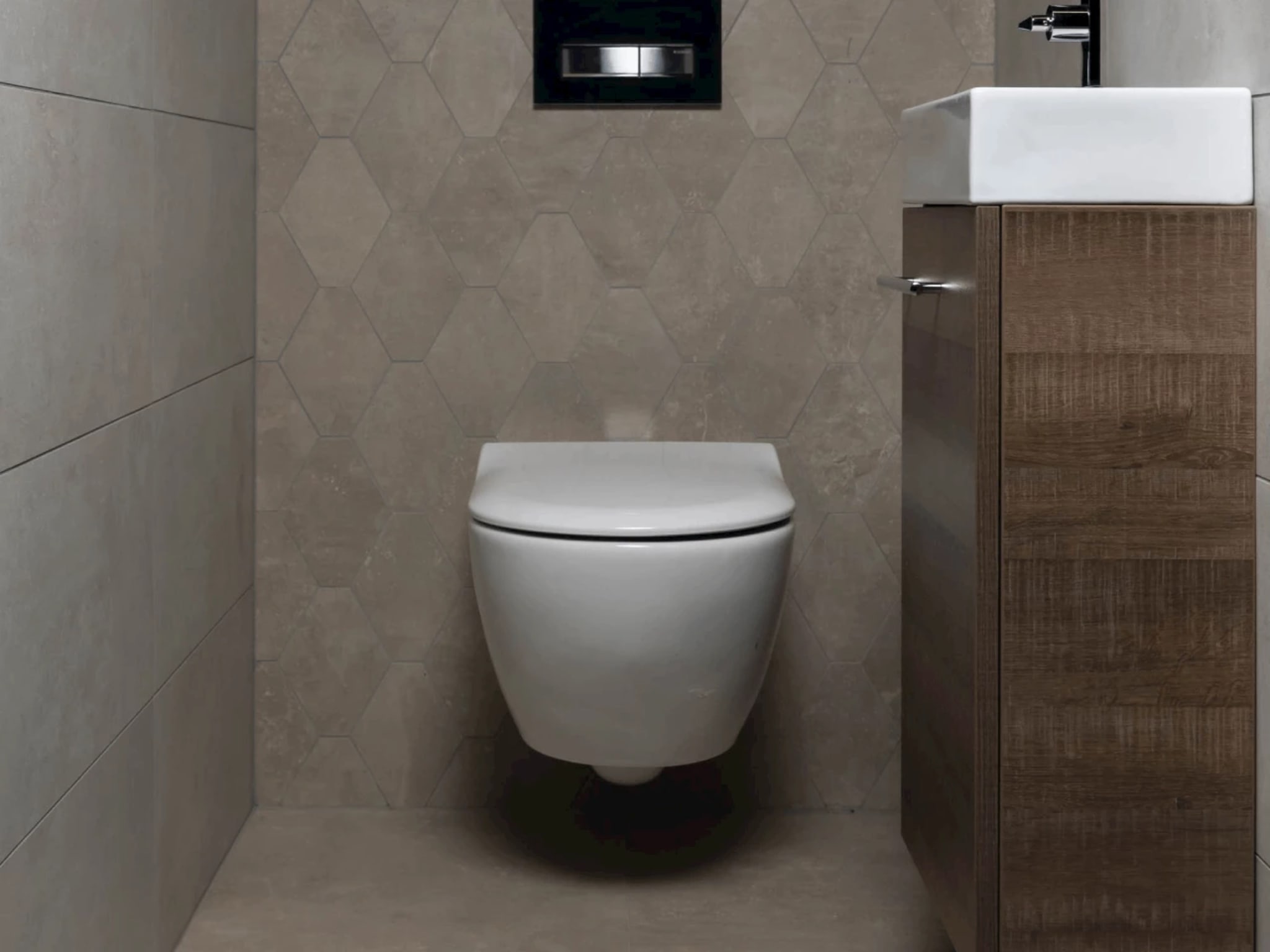 Compleet toilet Fresh met wit wandcloset, beige hexagontegels en een houtkleurige fonteinkast