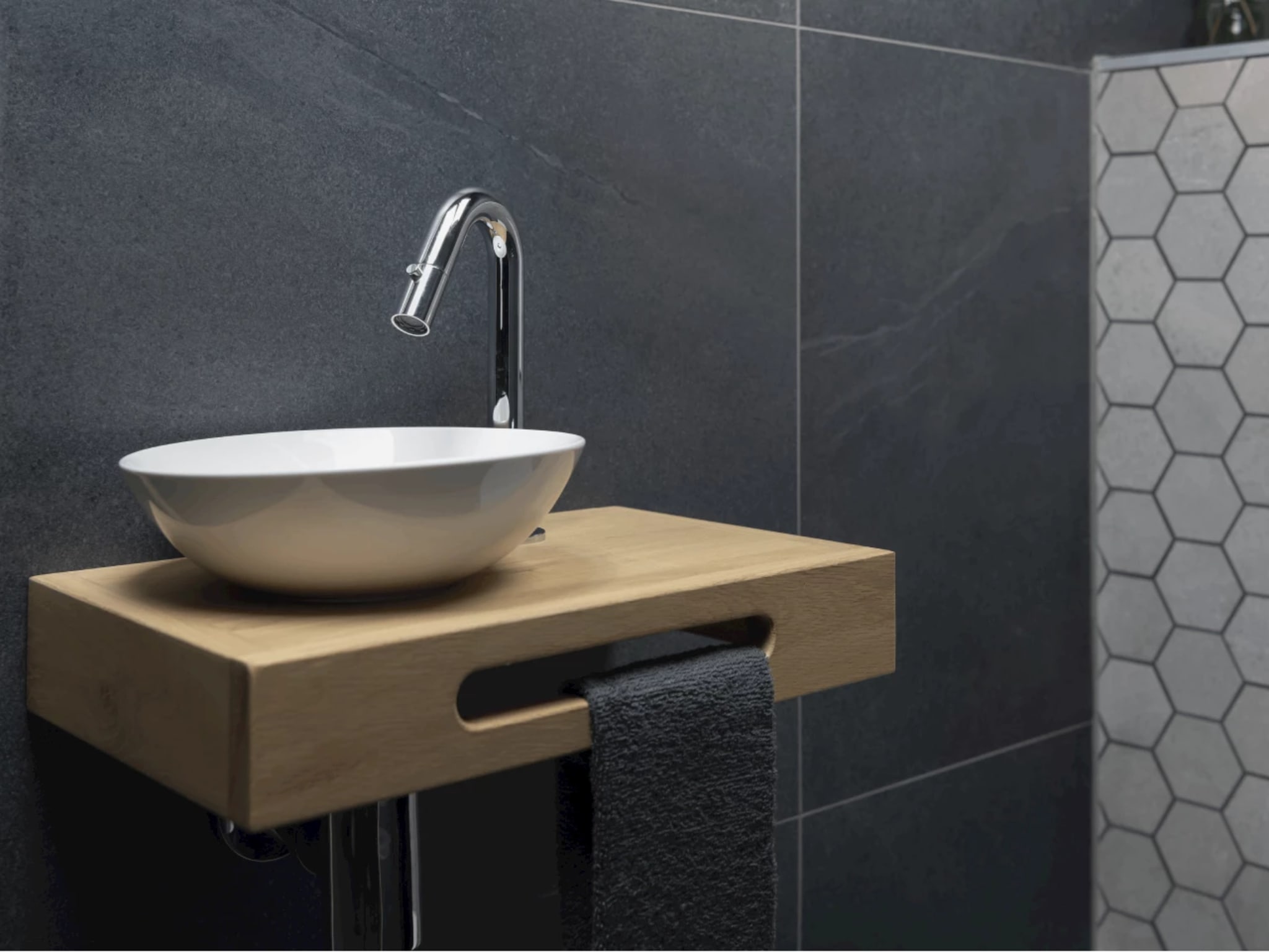 Fonteinset met ronde witte waskom op een houten plank en chromen fonteinkraan bij Sani4All