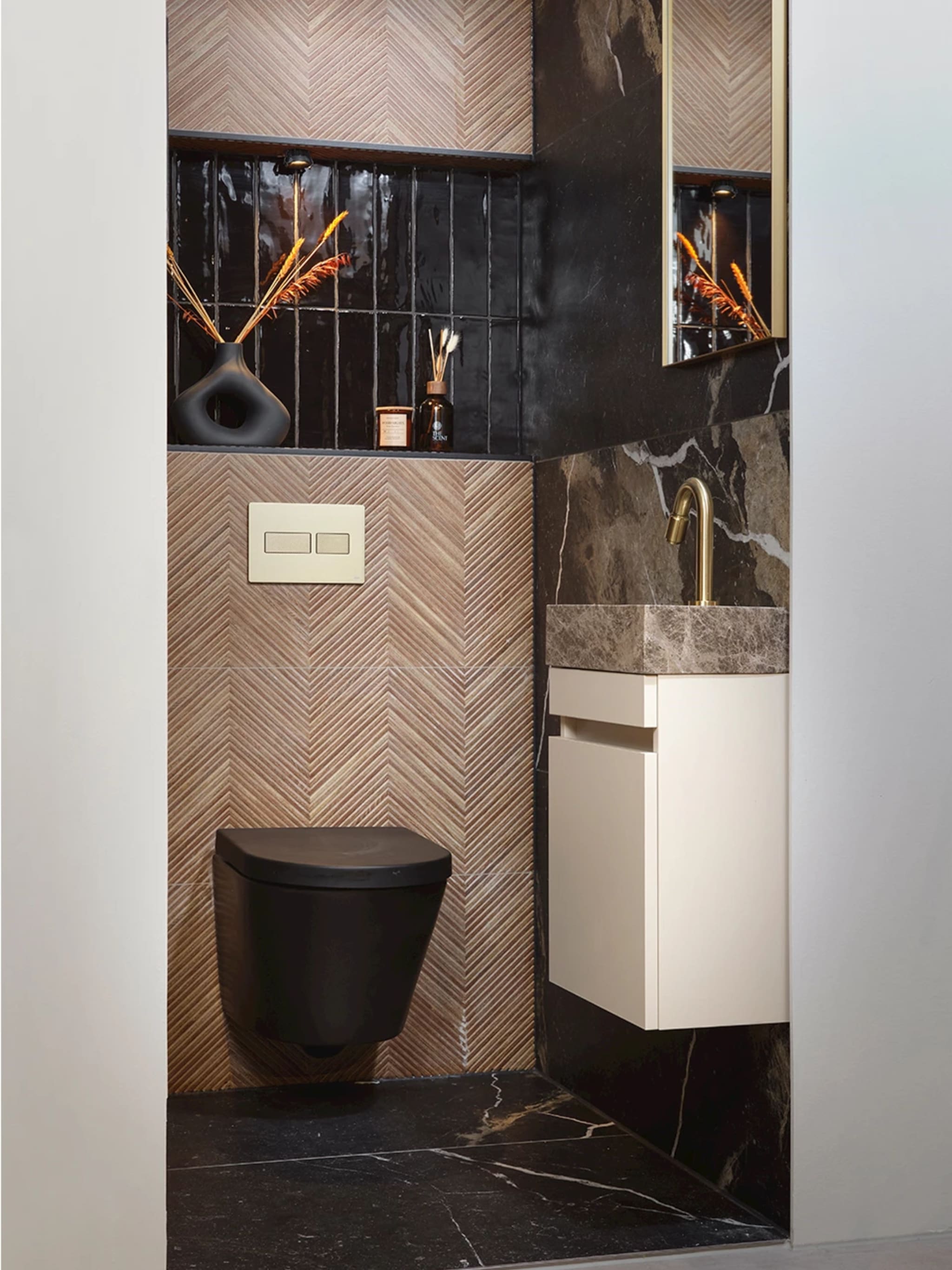 Compleet toilet Lightning Wood met houtlook tegels in visgraatverband, een mat zwart wandcloset en een zandkleurige fonteinkast