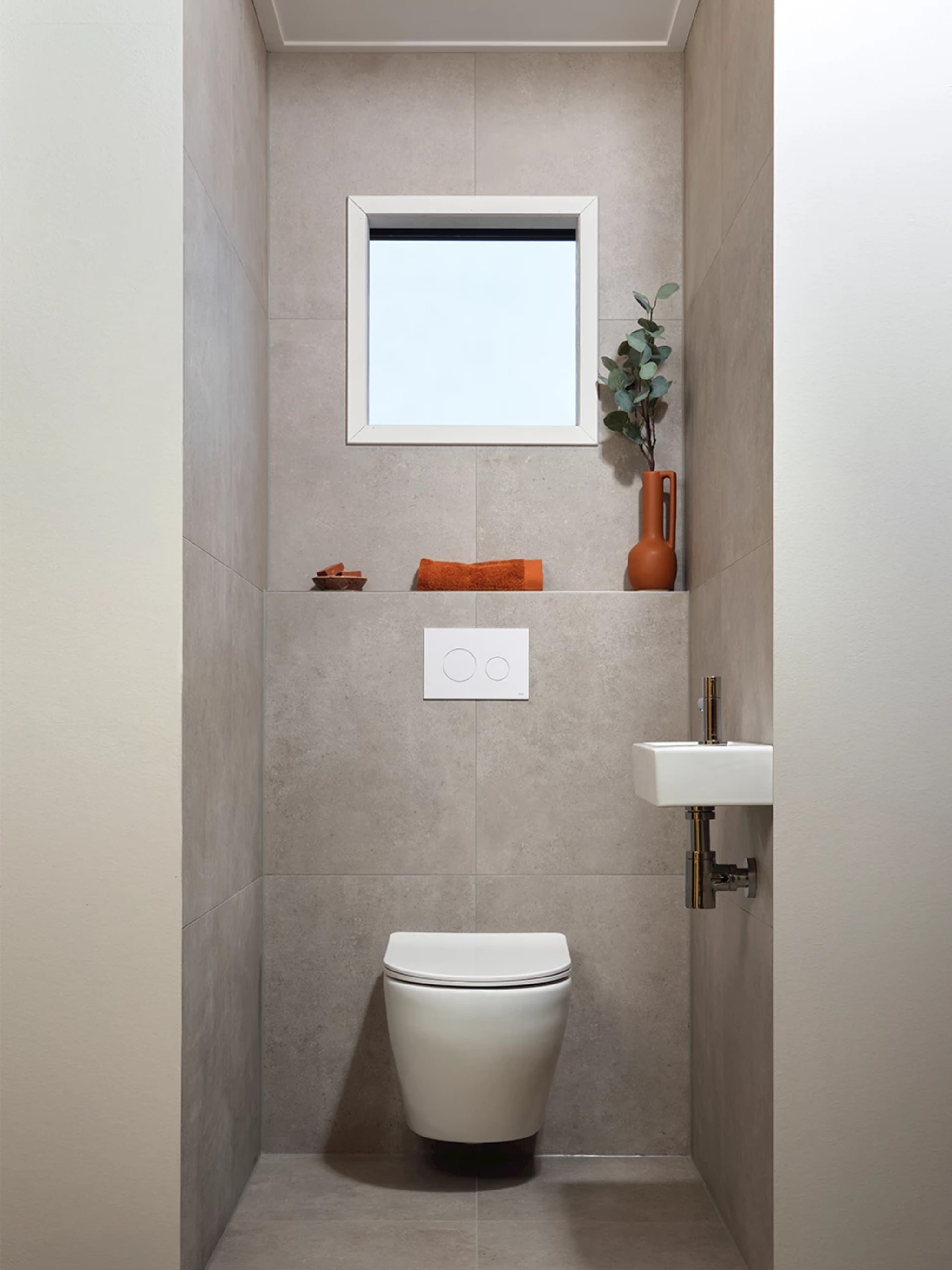 Het toilet Natural grey rechttoe gezien, met daglicht door het witte raamkozijn boven het plateau