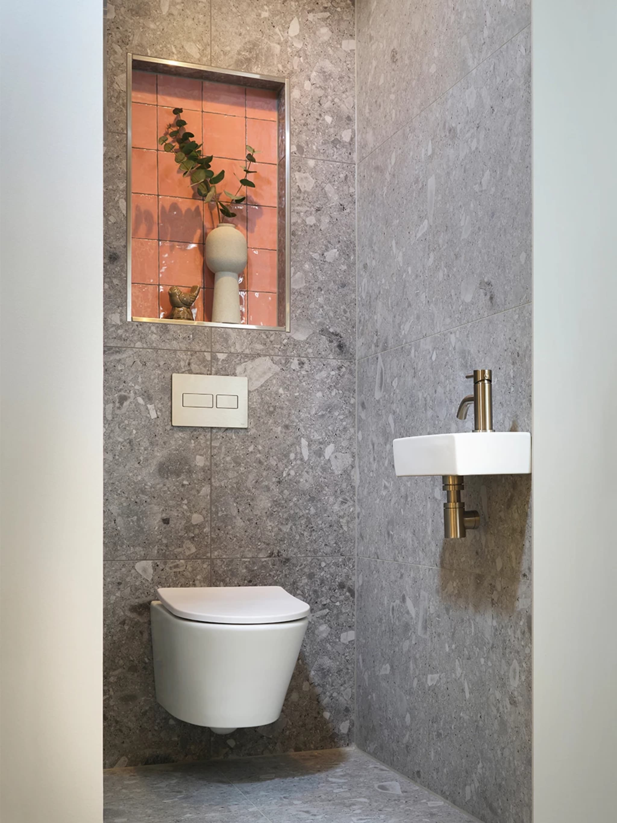 Compleet toilet Pink Stone met grijze terrazzotegels en roze decortegels in de nis