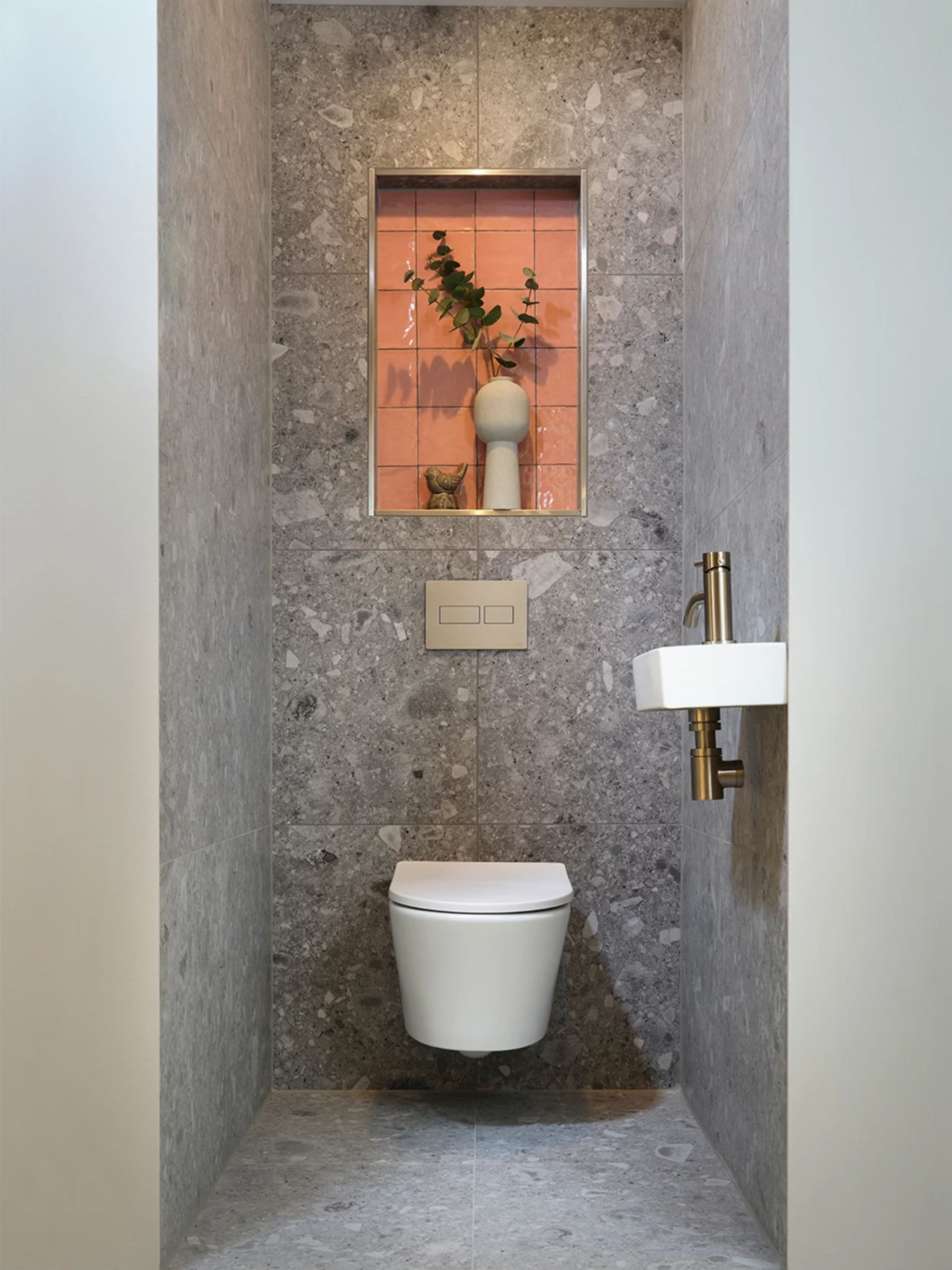 Grijze terrazzolook tegels in toilet Pink Stone