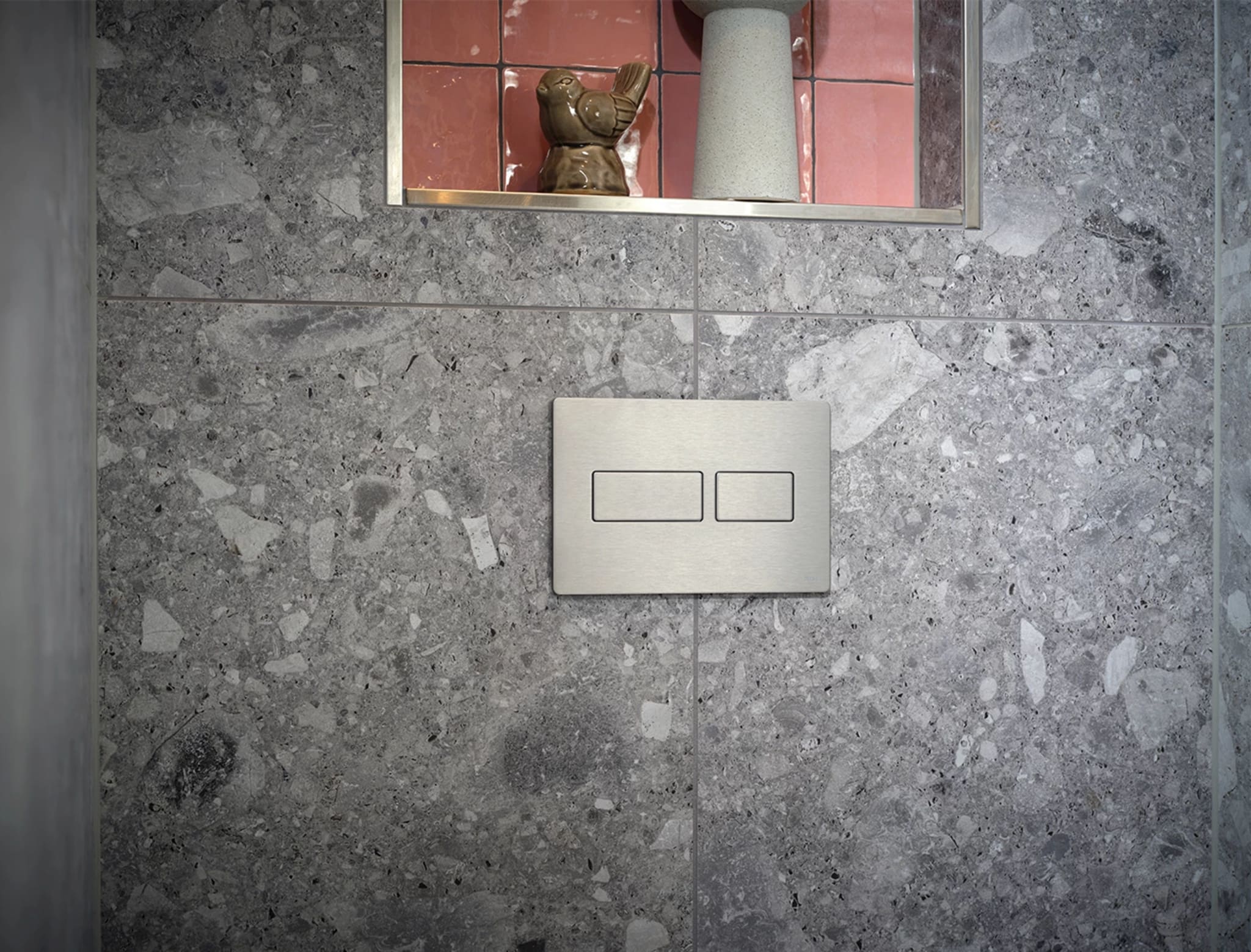 Mat wit TECE-drukpaneel op terrazzolook tegels in toilet Pink Stone