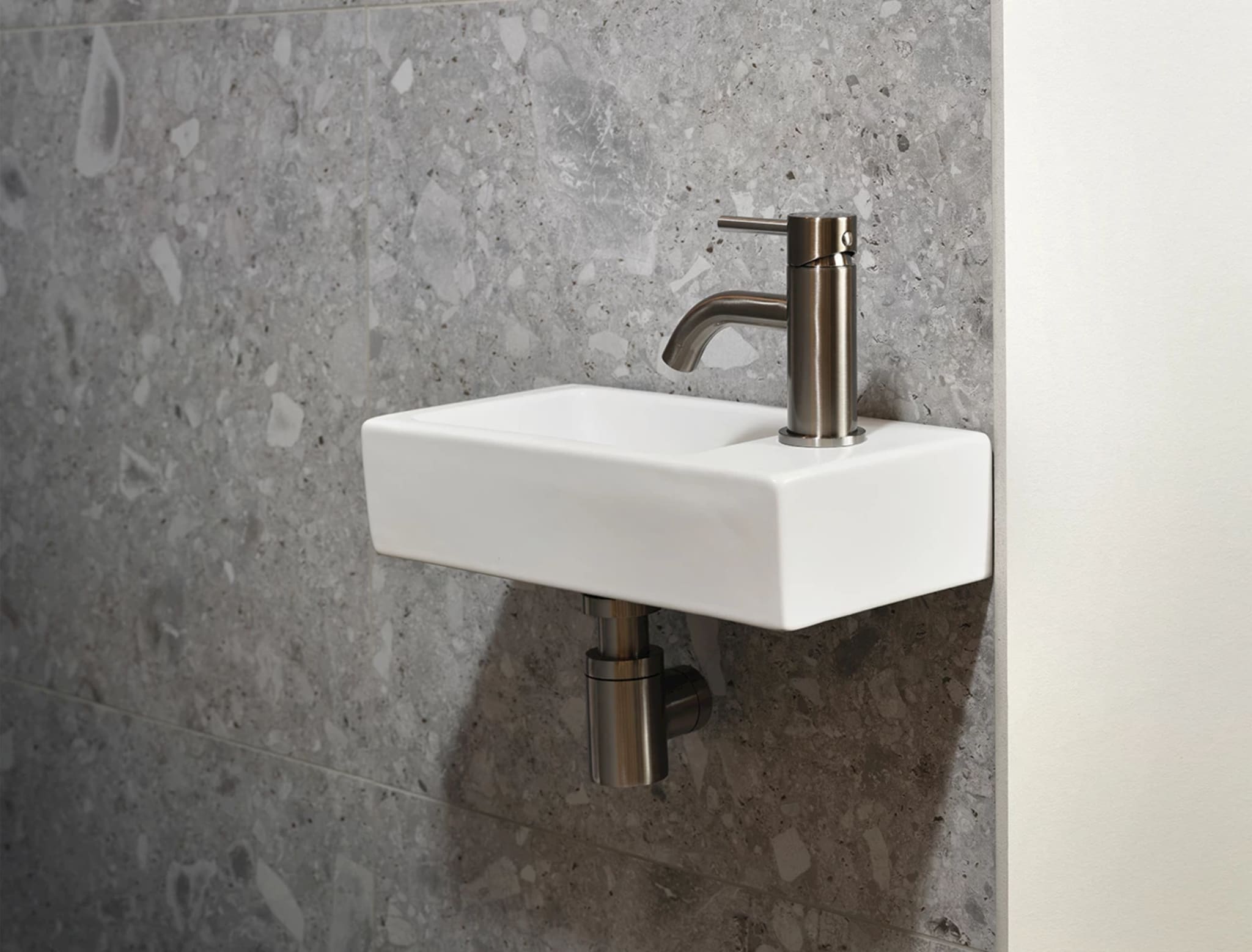 Witte keramische fontein in toilet Pink Stone