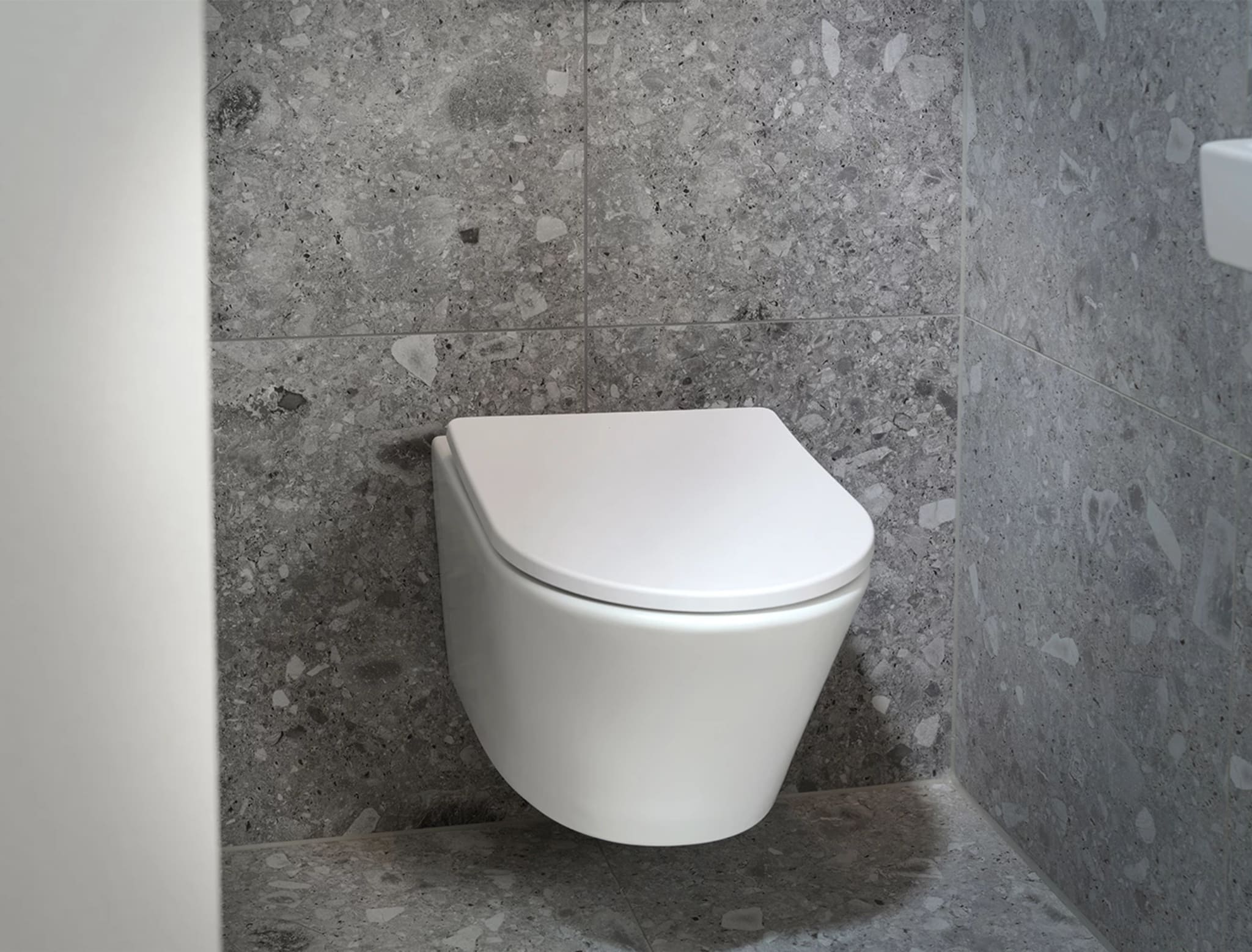 Mat wit randloos wandcloset in toilet Pink Stone