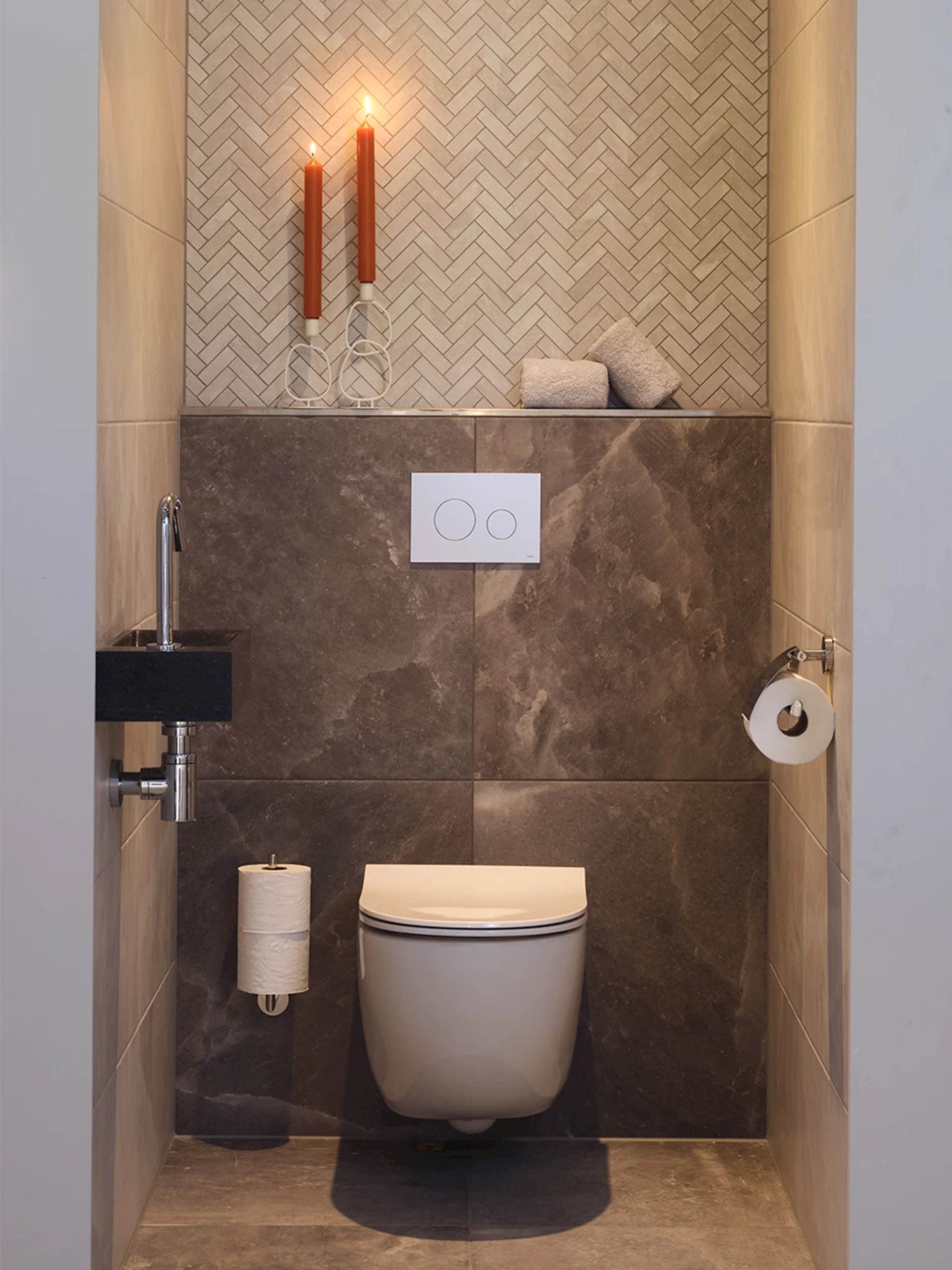 Compleet toilet Sald Stone met lichte zoutsteenlook zijwanden, een donkere achterwand en een wit wandcloset