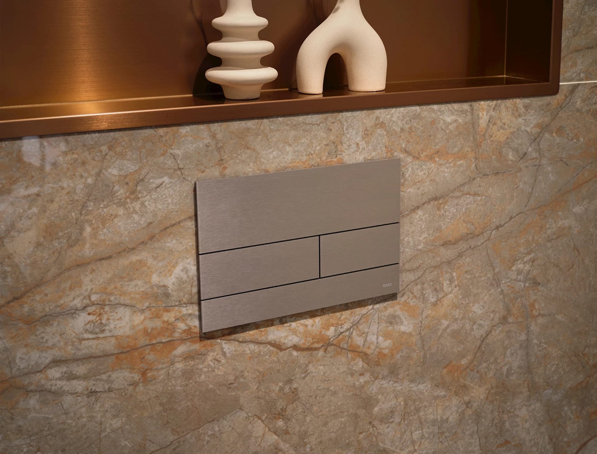 Rvs TECE-drukpaneel op marmerlook tegels in toilet Soft Nature