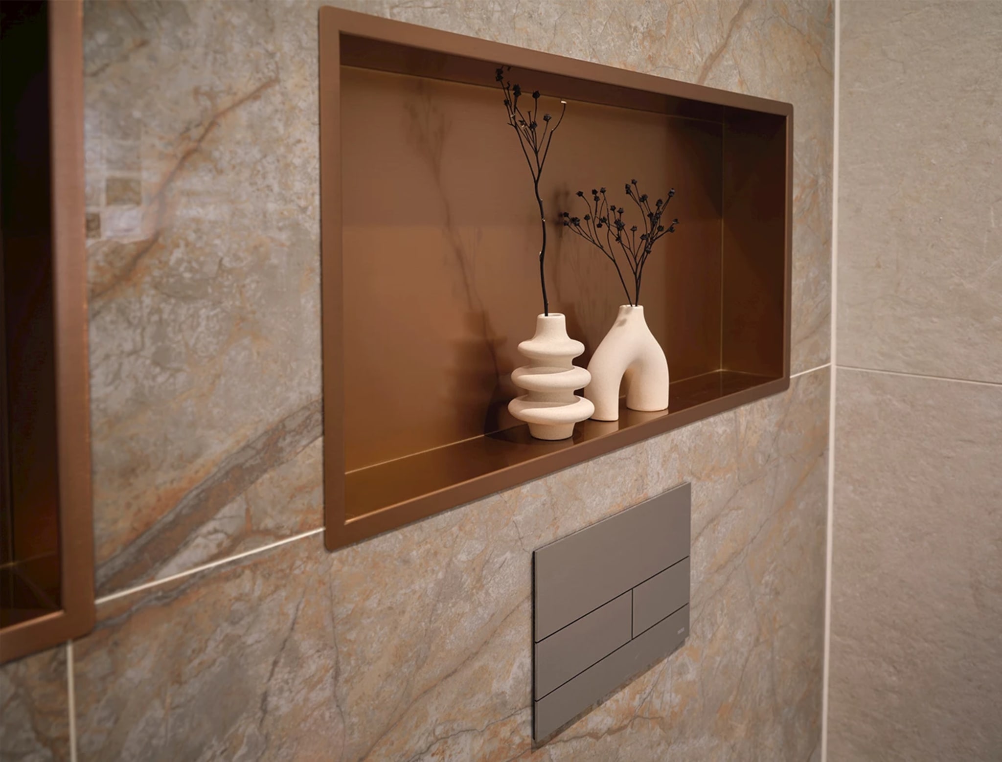 Koperkleurige inbouwnis in de marmerlook wand van toilet Soft Nature
