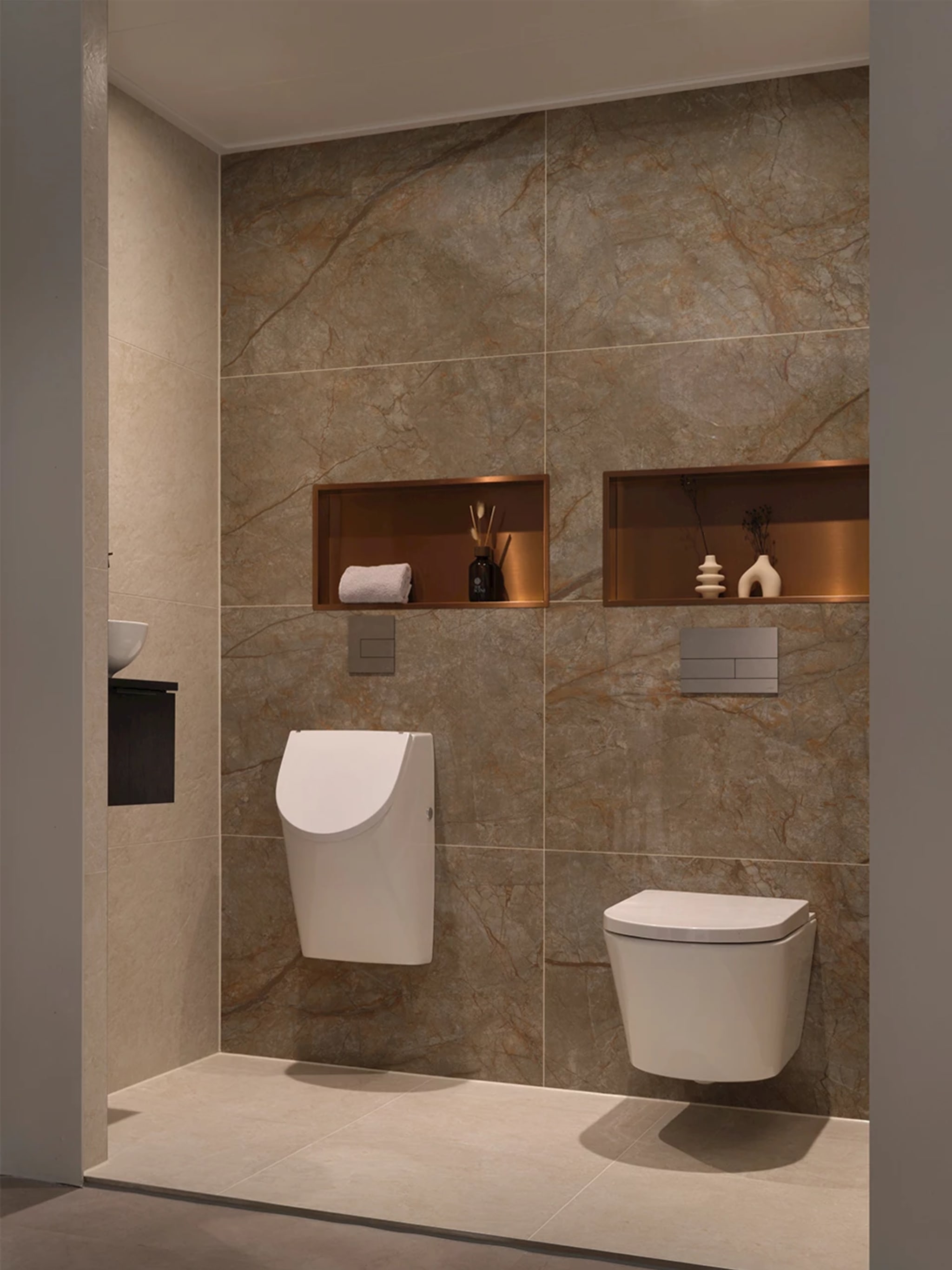 Compleet toilet Soft Nature met douchetoilet, urinoir en warme marmerlook tegels