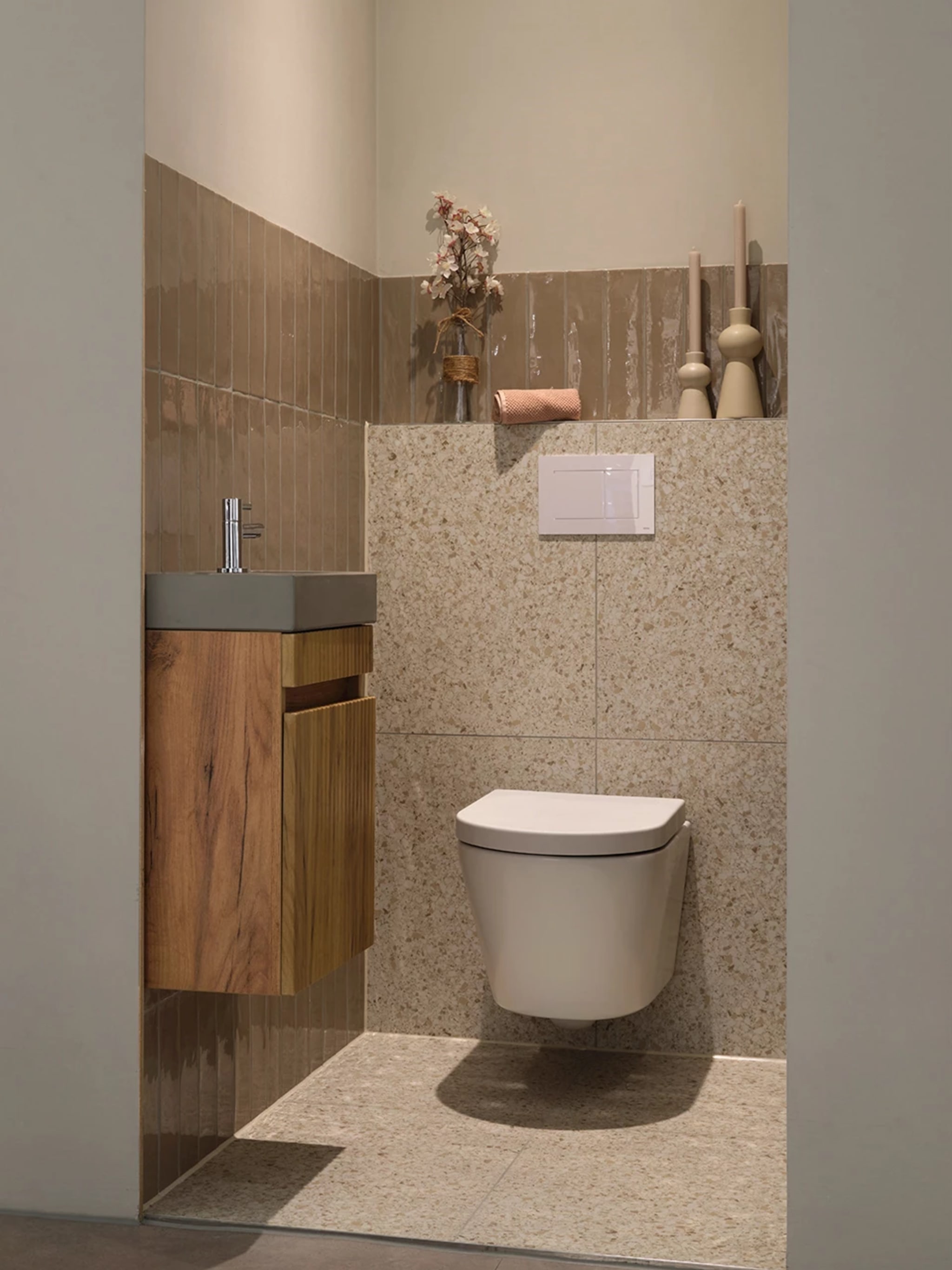 Beige terrazzotegels op vloer en inbouwreservoir in toilet Stone Brown