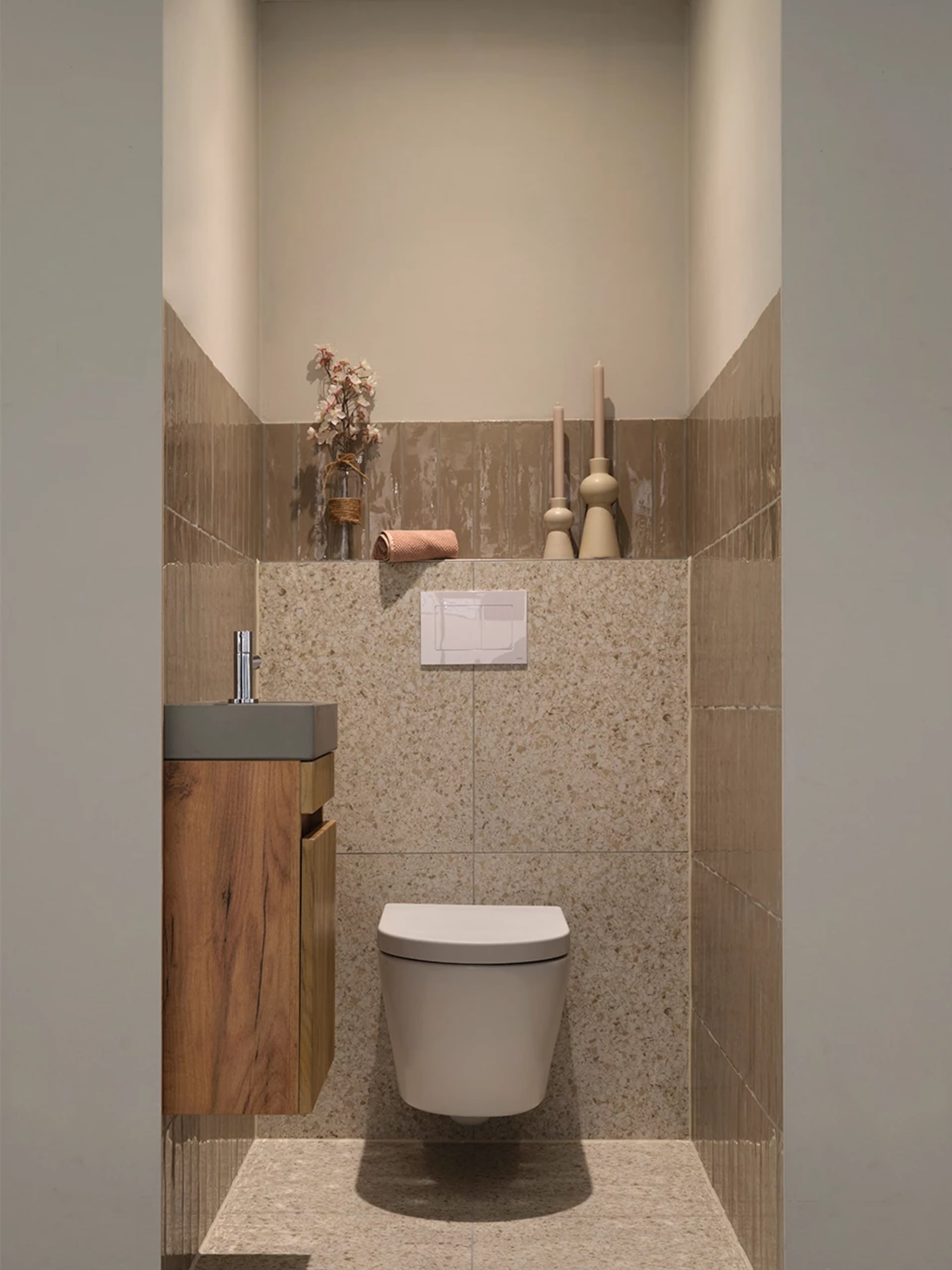 Compleet toilet Stone Brown met beige terrazzotegels, Toffee Glossy decortegels en gestukte wanden