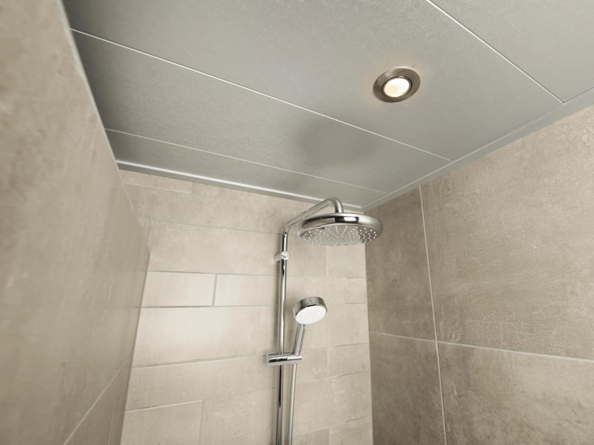 Chromen regendouche met handdouche in de inloopdouche van badkamer Compact Blue