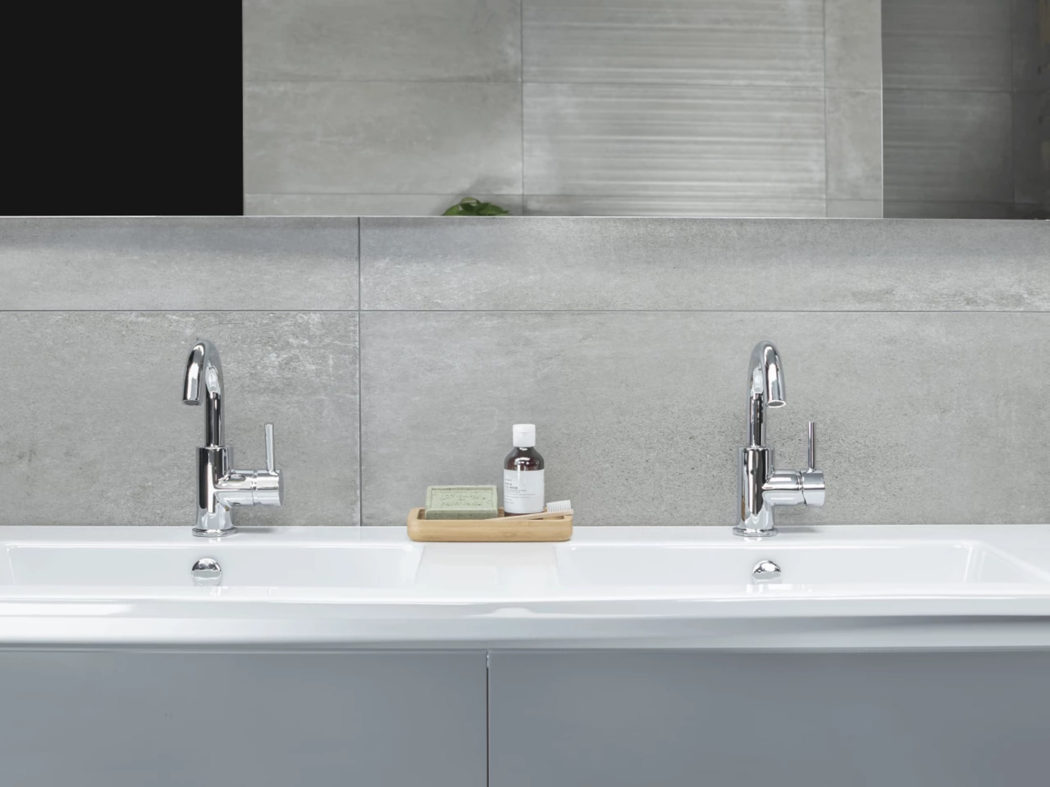 Dubbele witte keramische wastafel met chromen kranen in badkamer Infinity Wood