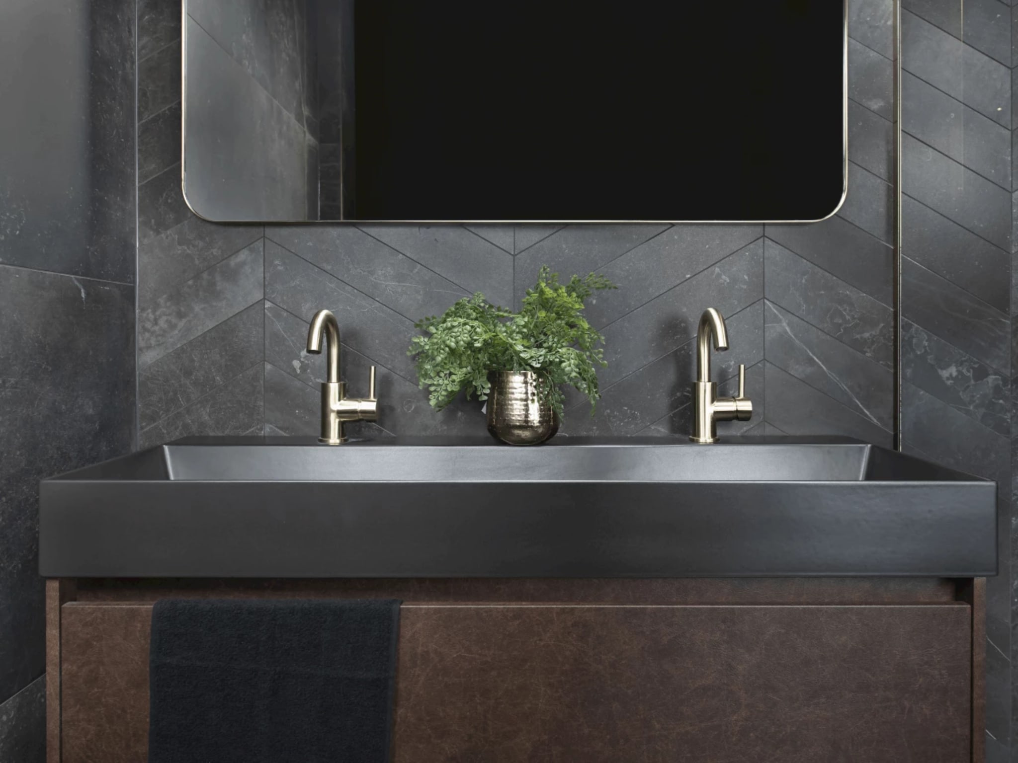 Leatherlook badmeubel met mat zwarte wastafel en geborsteld gouden kranen in badkamer Lux