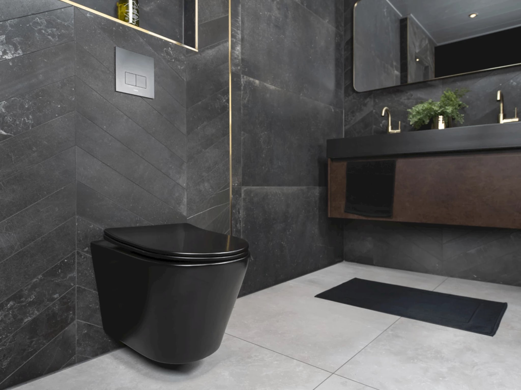 Mat zwart hangtoilet met goud afgewerkte inbouwnis in badkamer Lux
