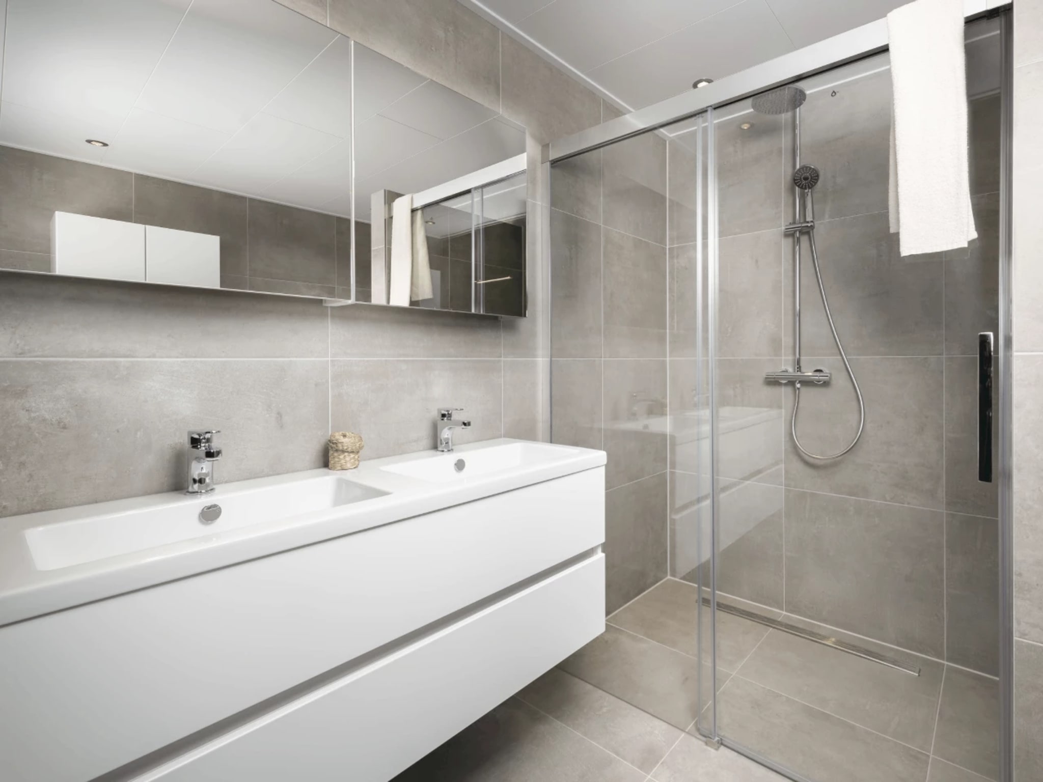 Wit badmeubel met spiegelkast en chromen regendouche in badkamer Marengo Summer