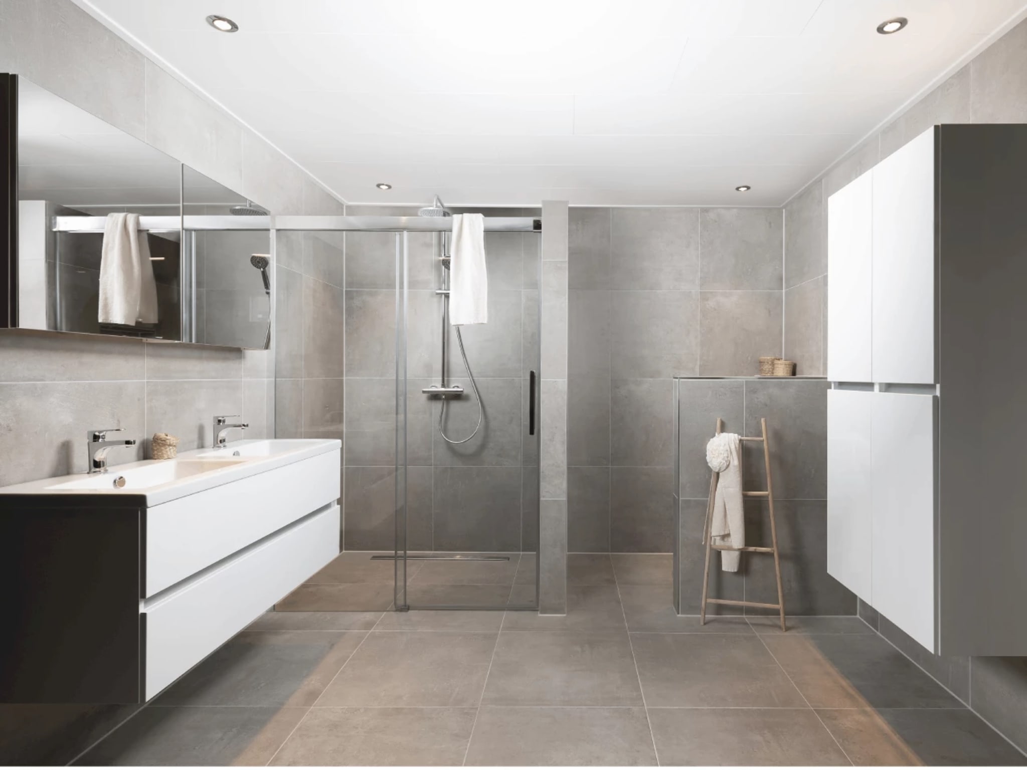 Complete badkamer Marengo Summer met wit badmeubel, spiegelkast, kolomkasten en afsluitbare doucheruimte