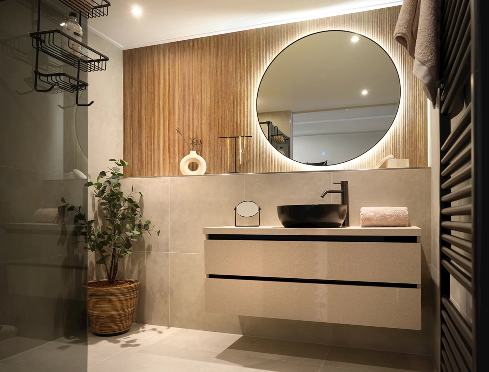 Complete badkamer Easy Japandi met beige tegels, een wand van houtlook tegels met reliëf en een ronde spiegel met ledverlichting