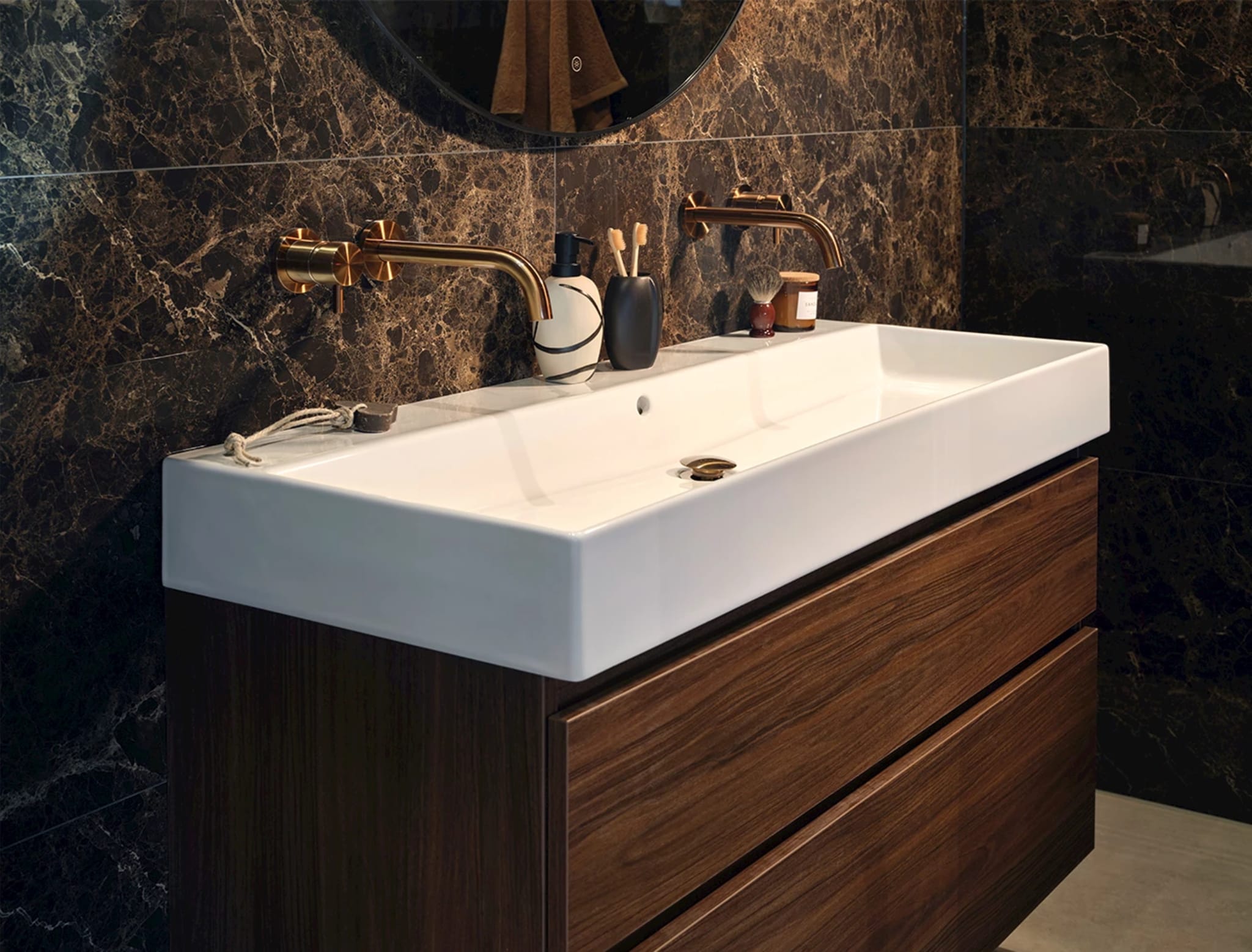 Houtlook badmeubel in Sequoia met witte keramische wastafel en ronde designspiegel met ledverlichting