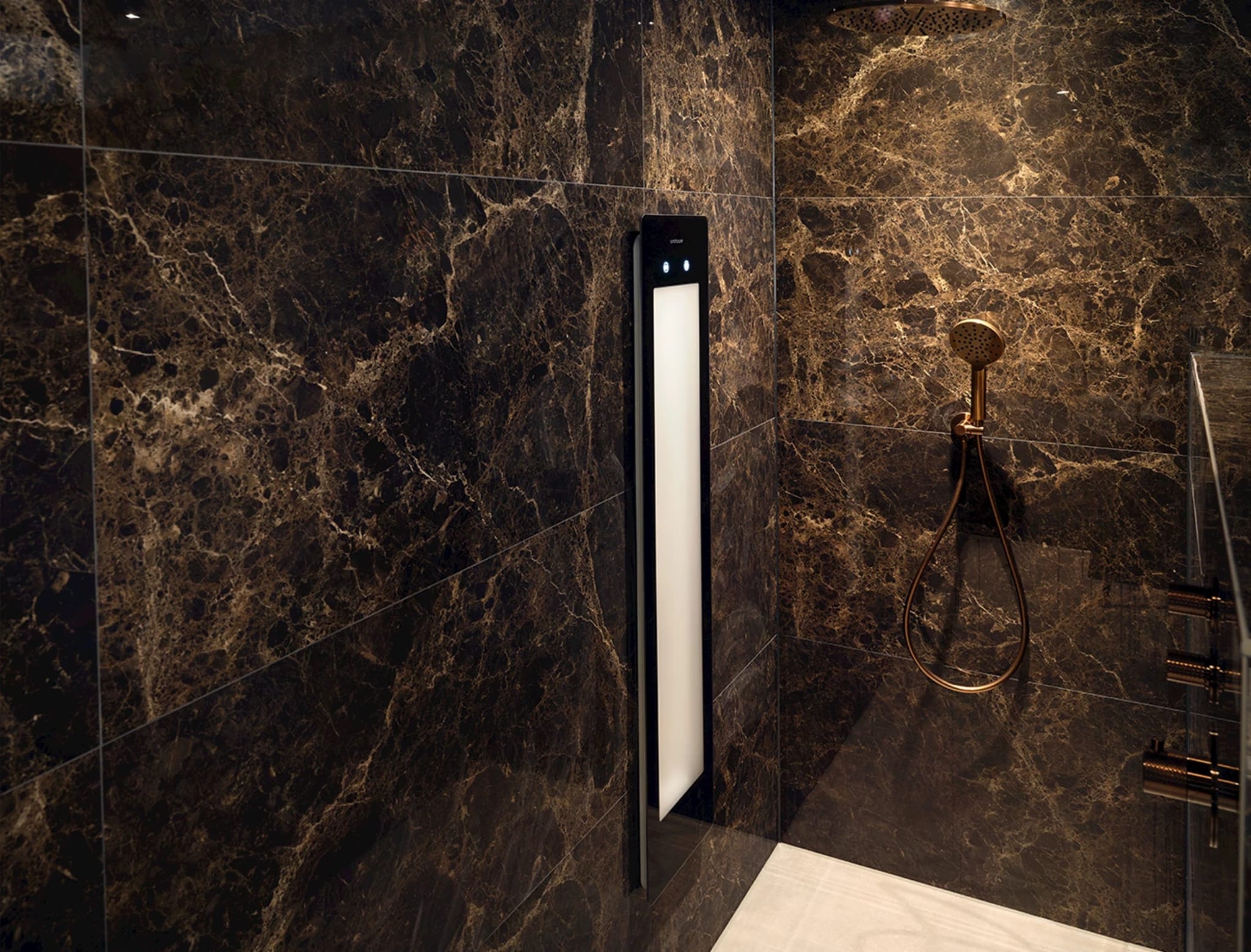 Ruime inloopdouche met maatwerk douchewand in champagneglas met koperkleurige afwerking