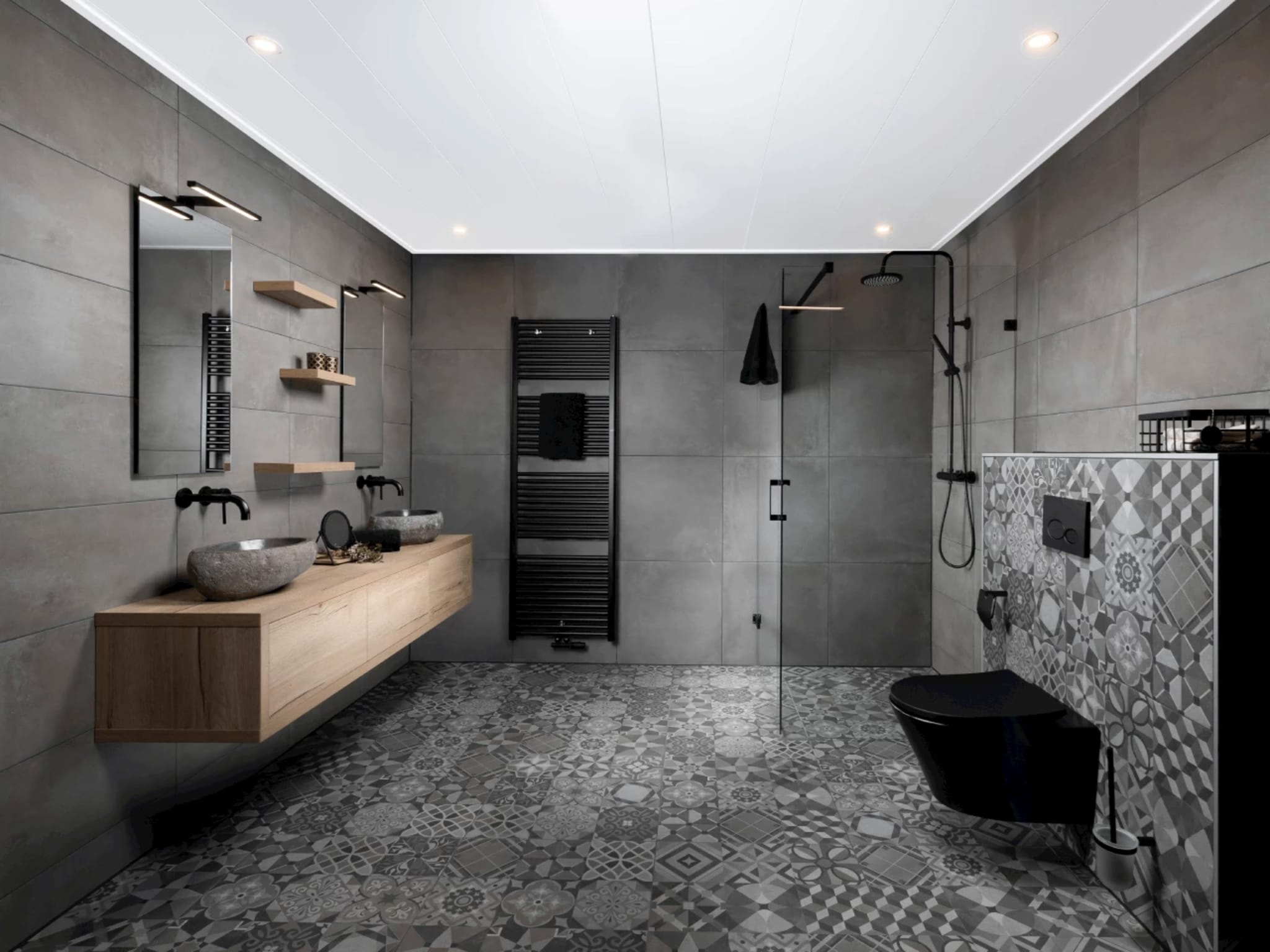 Complete badkamer Porto Grey met betonlook wandtegels, Portugese decortegels, eiken badmeubel met riviersteen waskommen, inloopdouche en mat zwart hangtoilet