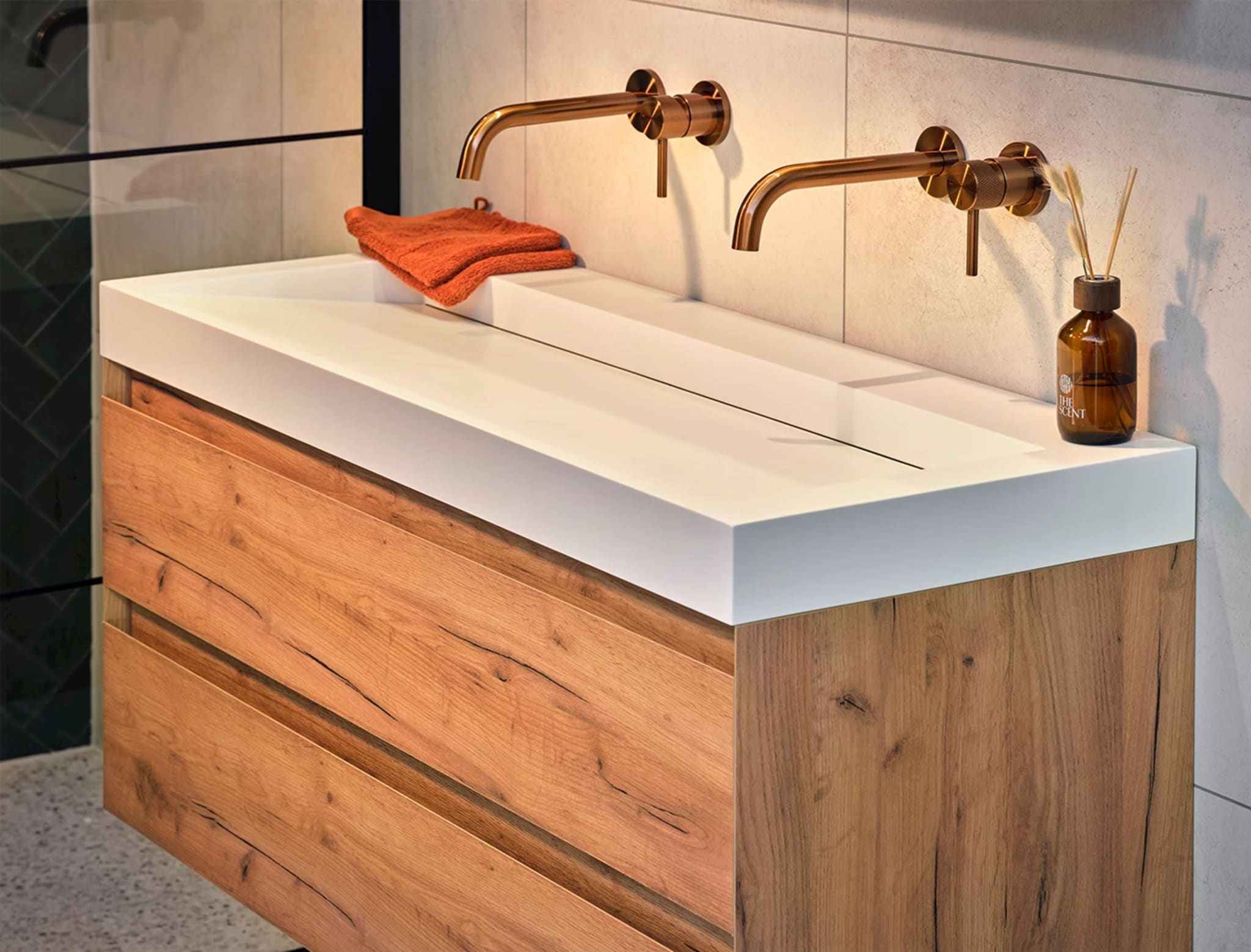 Houtlook badmeubel in Navarro Eiken met witte Solid Surface wastafel en koperkleurige wastafelkranen
