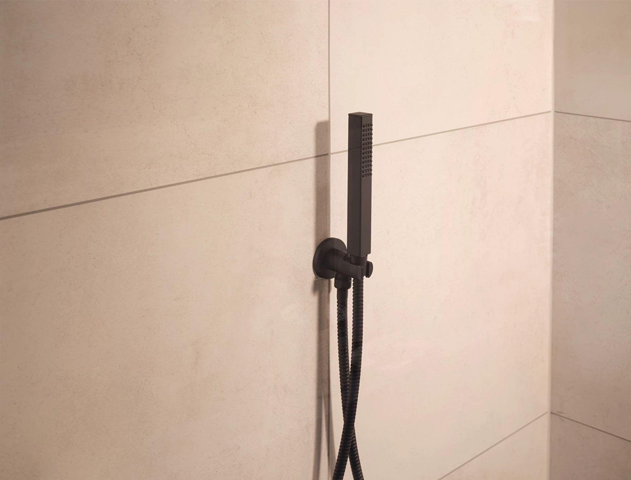 Mat zwarte handdouche in de inloopdouche van badkamer Sunrise