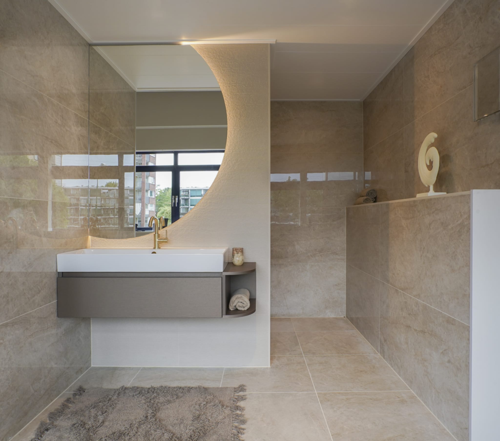 Warme marmerlook badkamer met kraanwerk in geborsteld goud