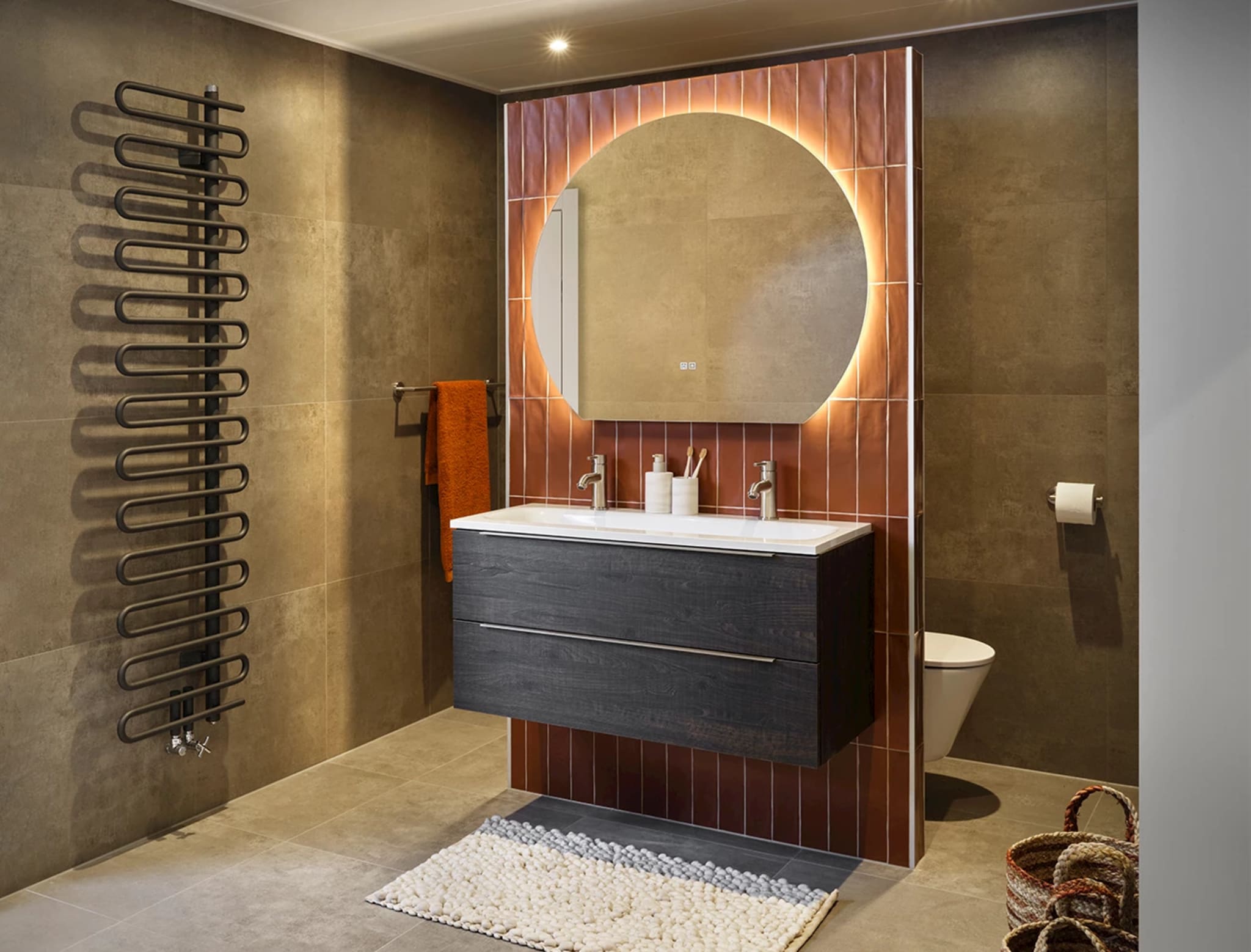 T-opstelling van badkamer Terra Grey met aparte doucheruimte, toilet en badmeubelset