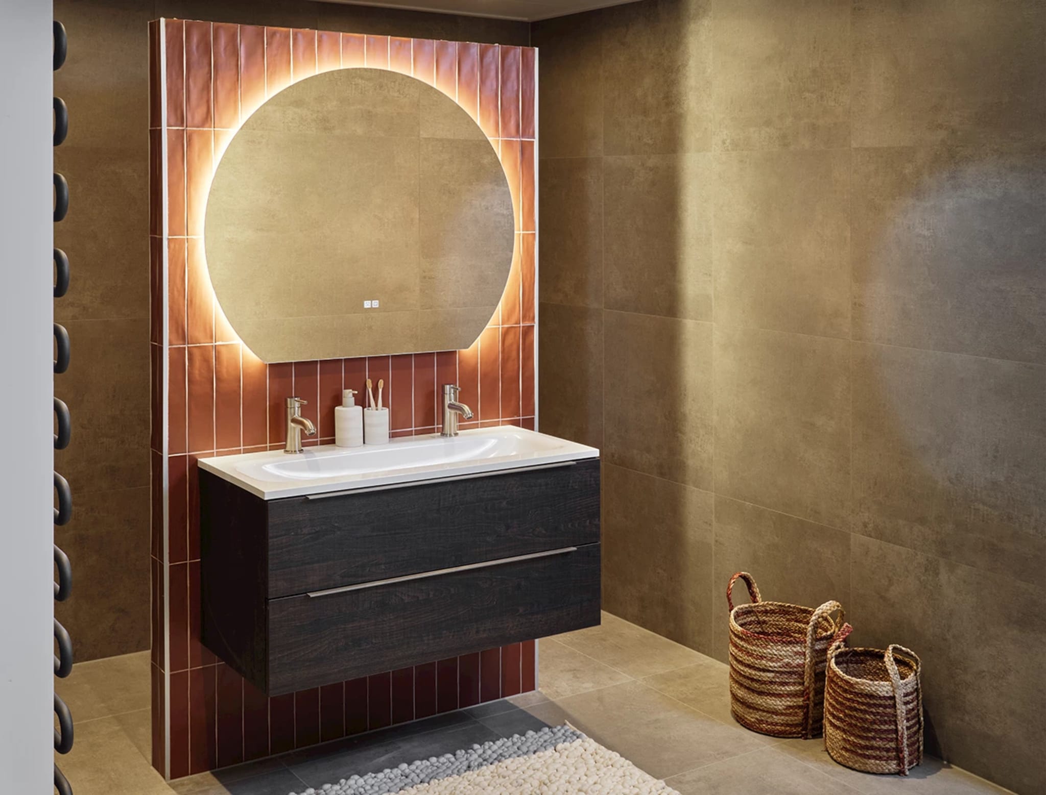 Handgevormde terracotta decortegels in badkamer Terra Grey