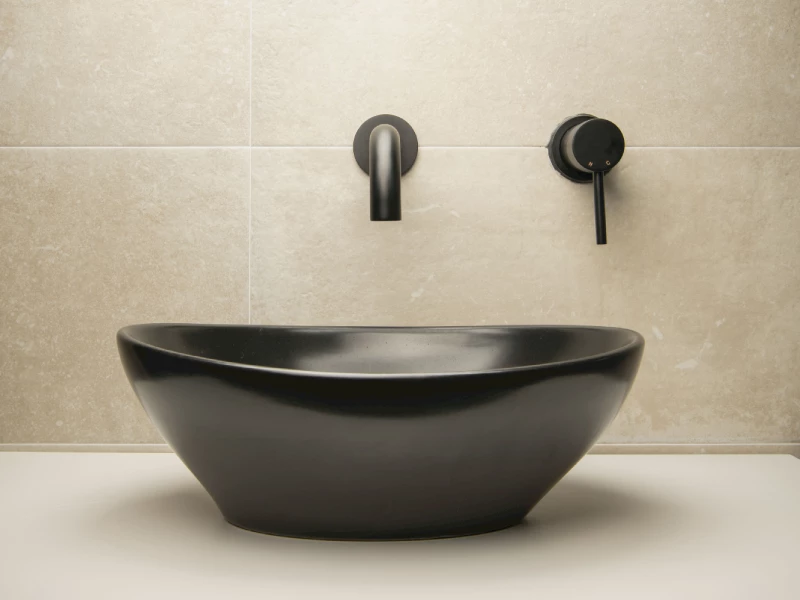 Schoonmaken zwarte kranen badkamer