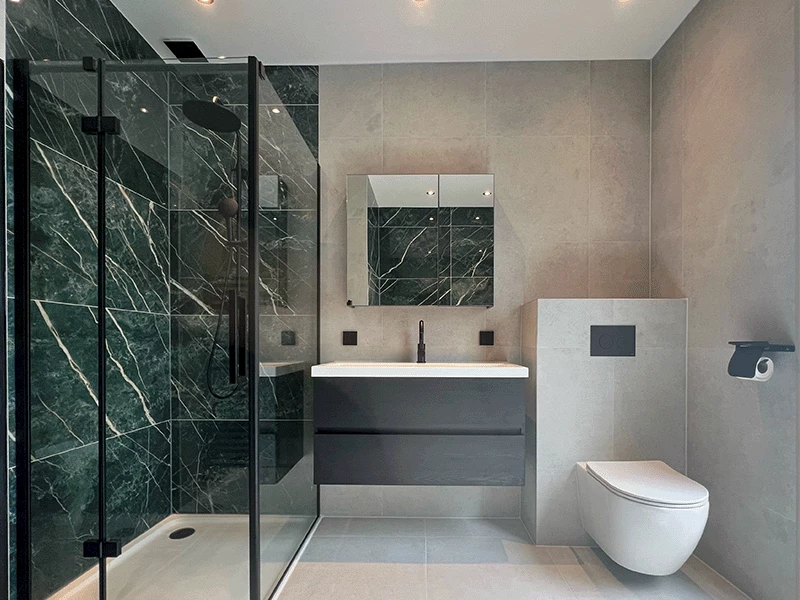 Beige keramische tegels badkamer