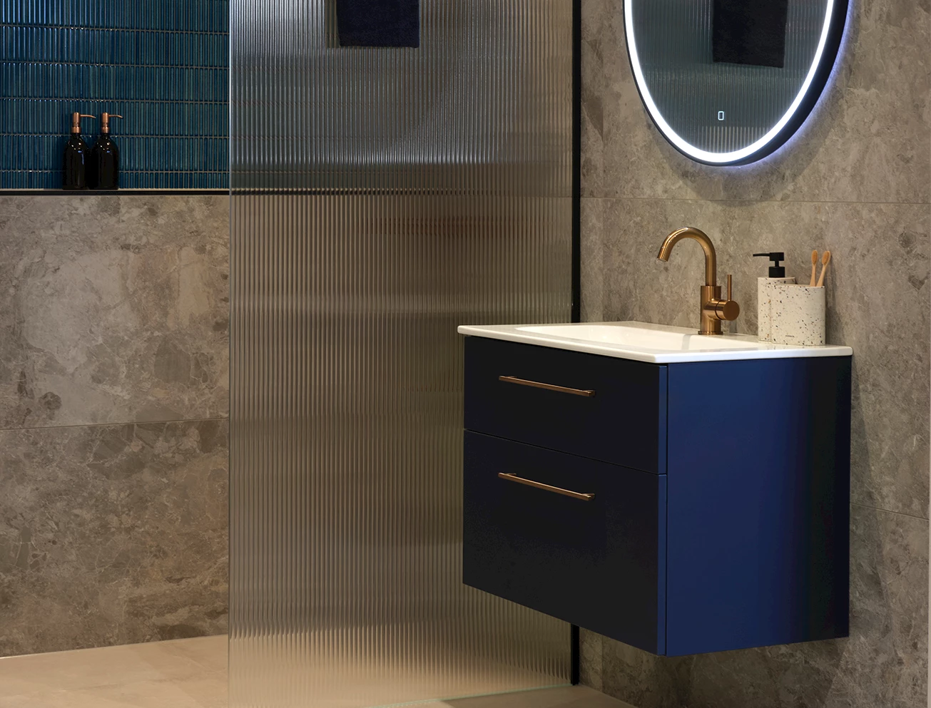 Kleurrijke badkamer wastafel accessoires