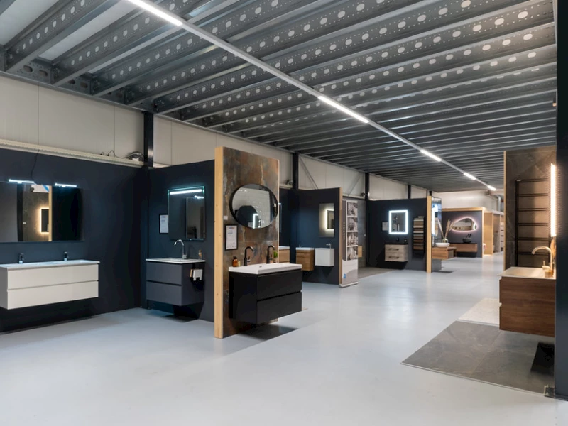 Wand met badkamermeubels in de winkel van Sani4All Den Haag