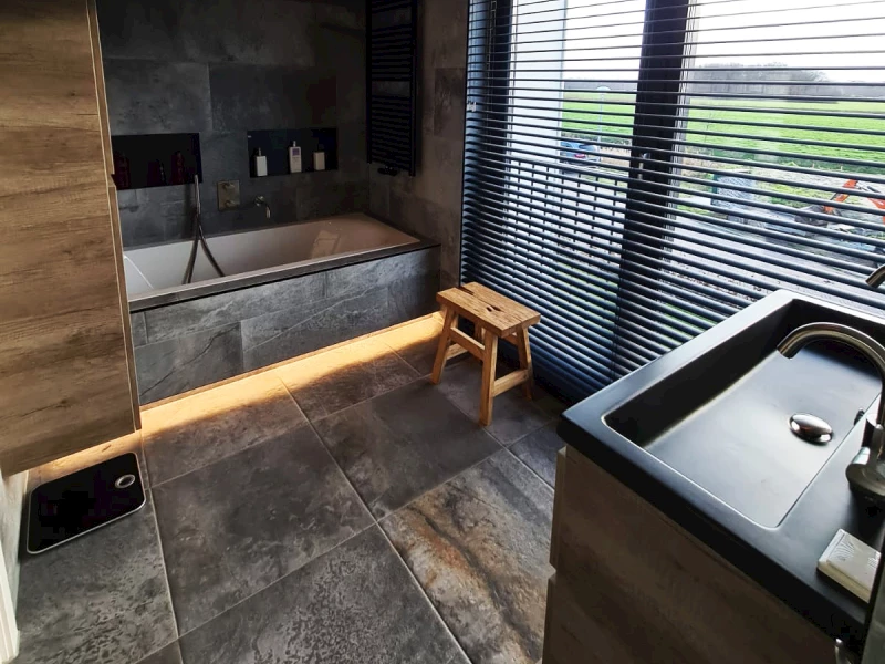 opgeleverde badkamer familie bos